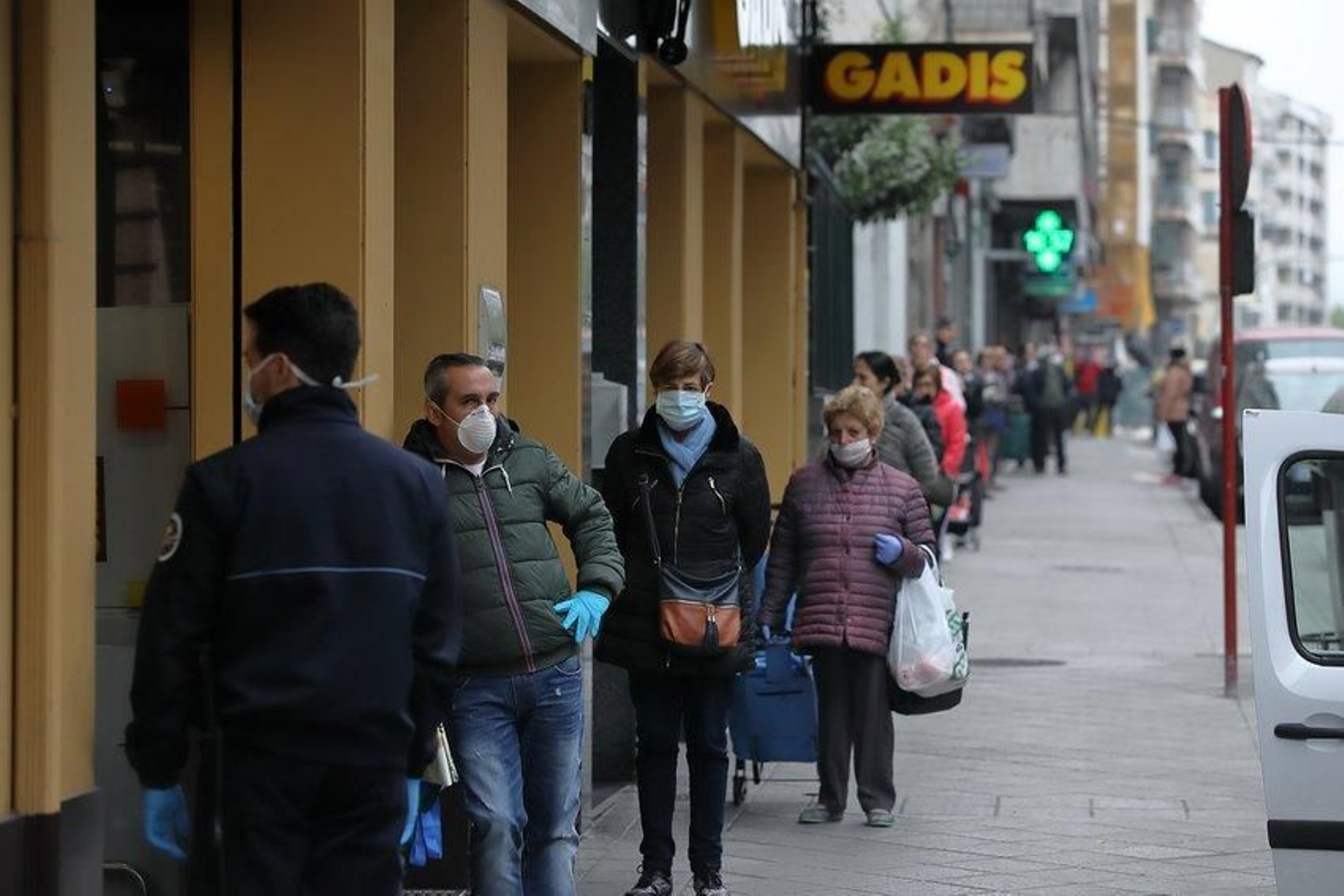 Colas para ir al súper. Foto: José Paz