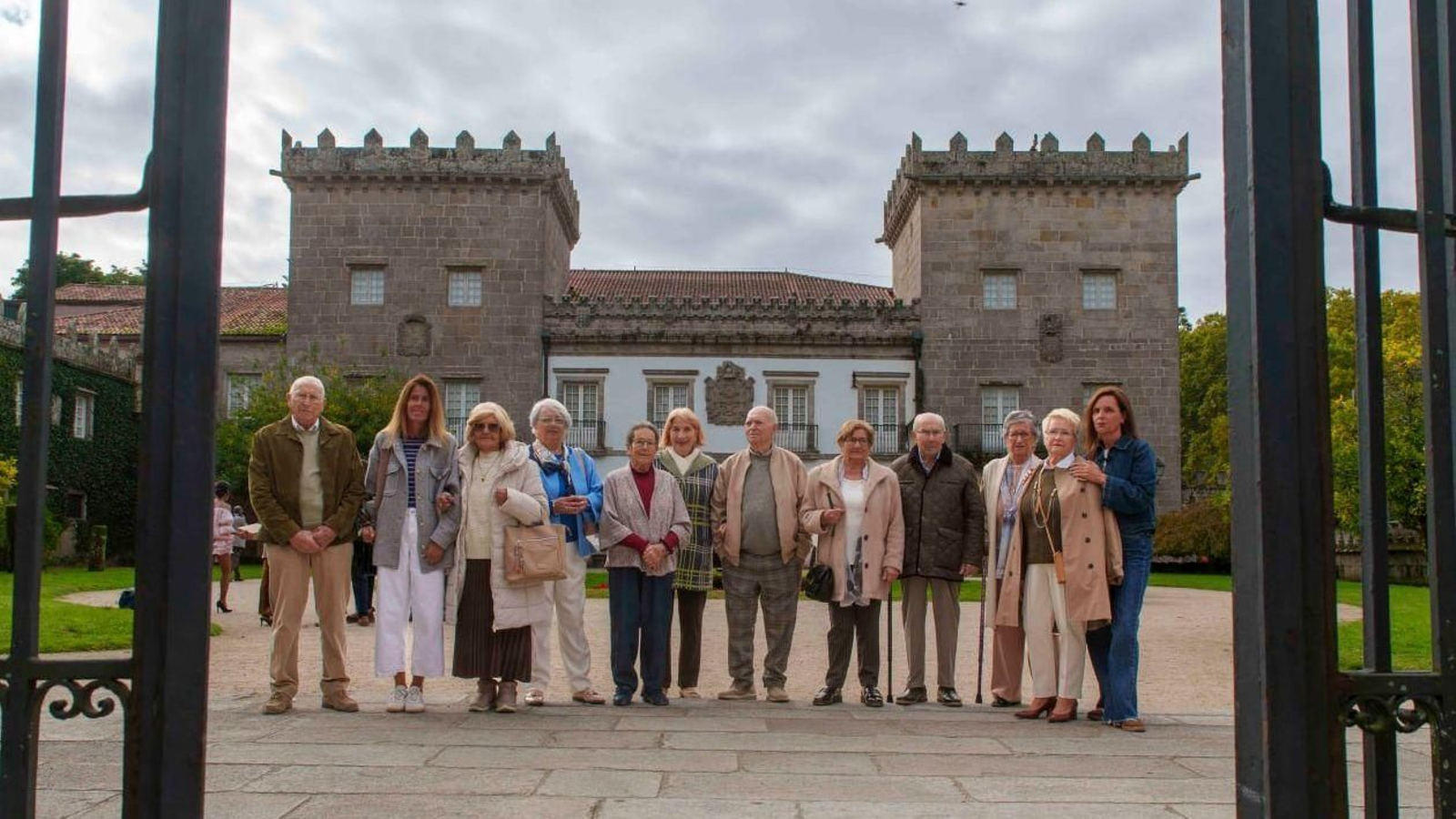 Descendientes de los trabajadores de los marqueses en Quiñones de León se reencontraron ayer en el pazo para compartir recuerdos. Arriba, Julio, Camila, Genoveva, Dolores, Amparo, Lolita, Felipe (marido de Dolores), Marina, Pepe (marido de Marina), Carmiña, Elena y Mónica posaron todos juntos ante el pazo.