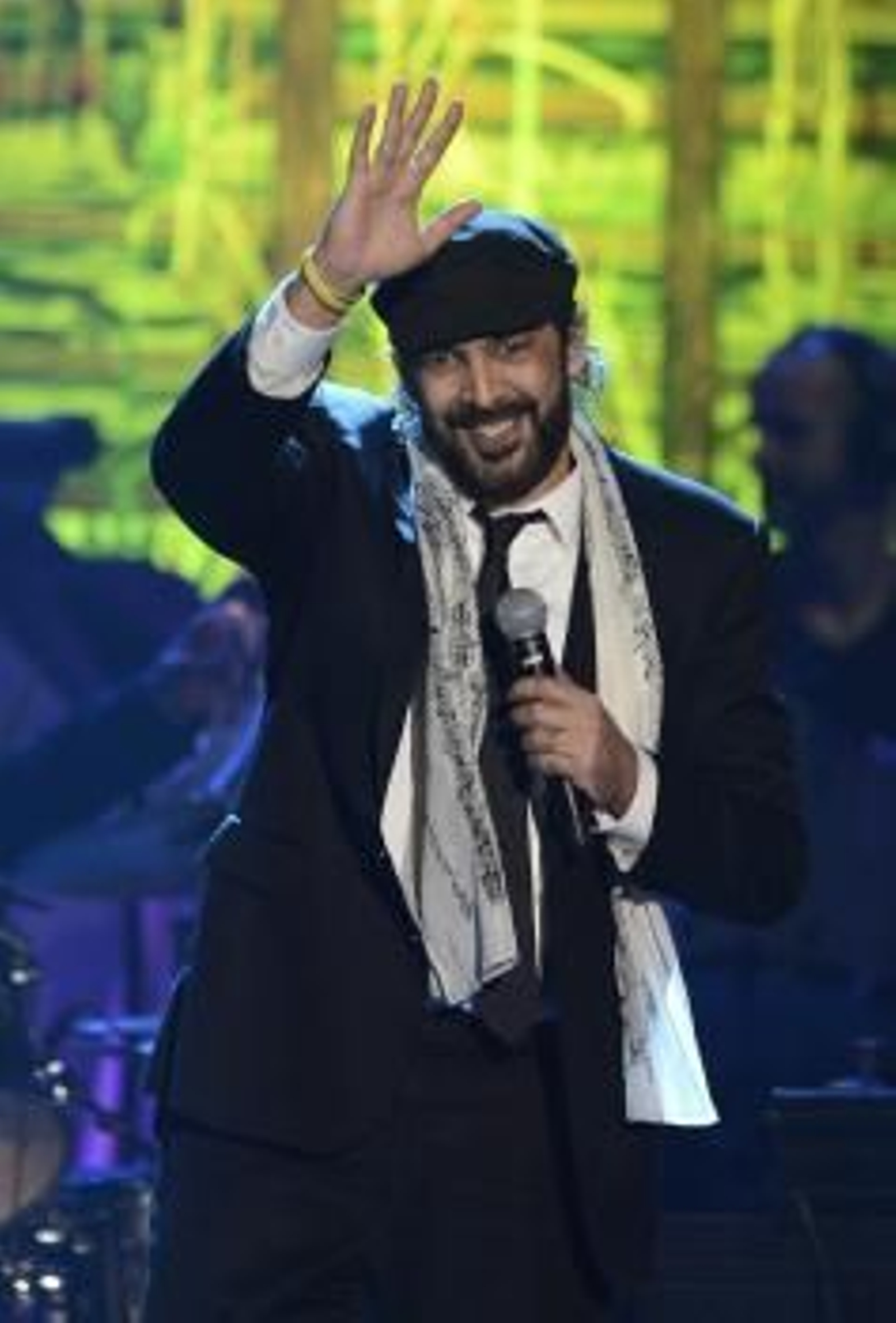 El cantante dominicano Juan Luis Guerra actúa durante la gala del Grammy Latino