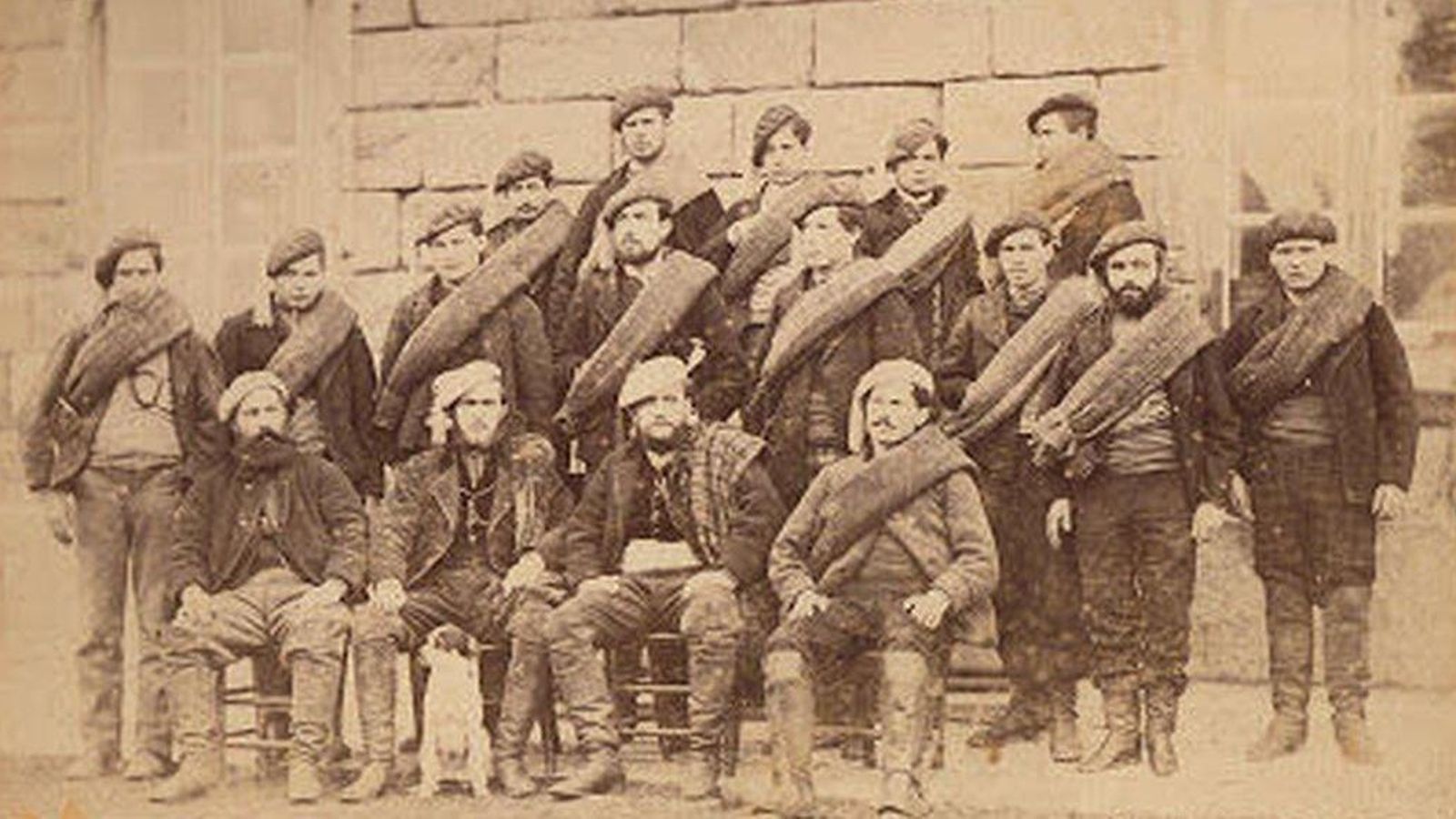 La imagen de la tropa carlista gallega en 1872  hechos prisioneros por la Guardia Civil en Mondoñedo. Imgen del Archivo Carlista, utilizada por Comesaña Paz en la portada de su libro, “Hijos del Trueno”.