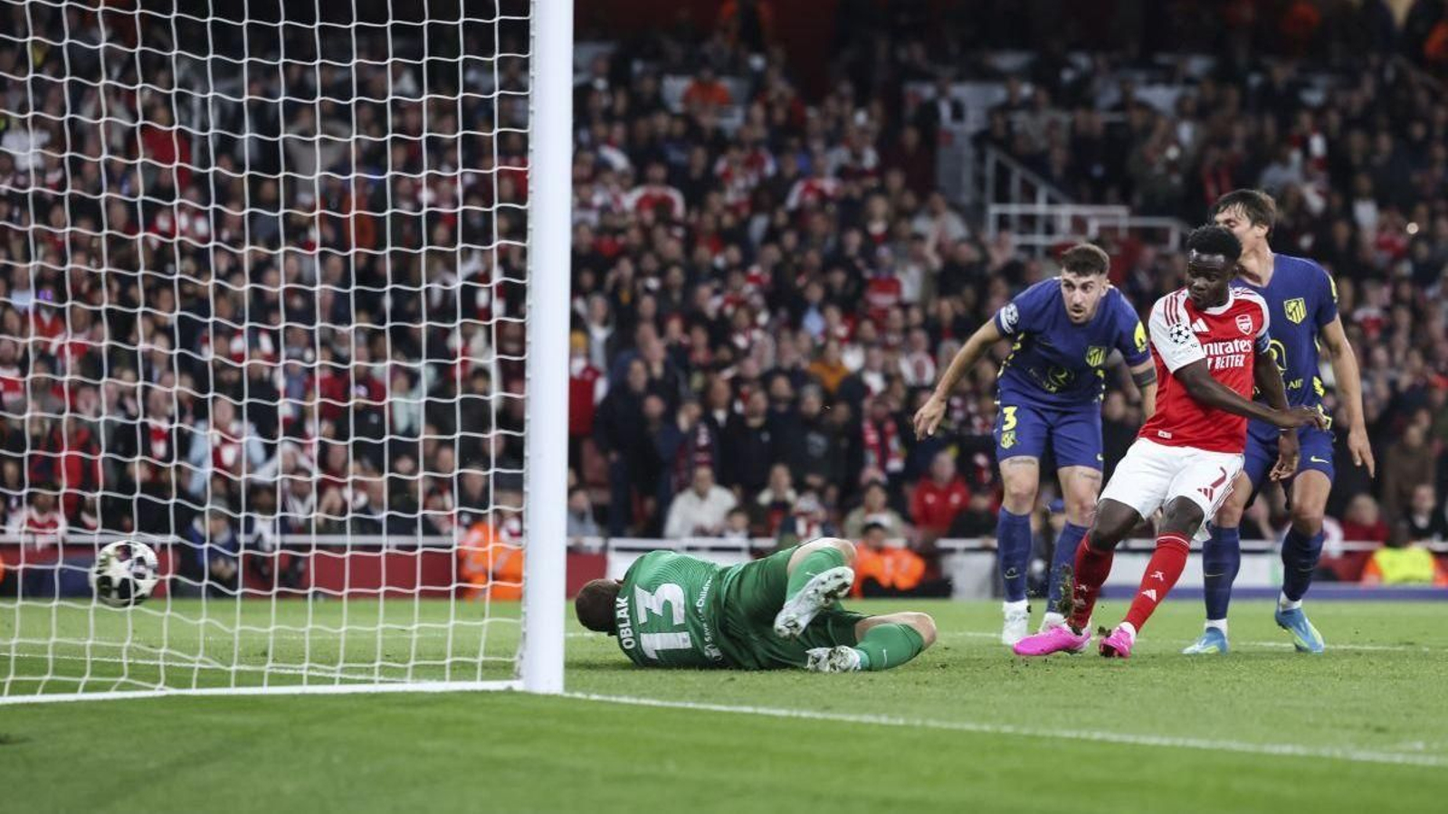 El delantero del Arsenal Saka remata al fondo de la portería el gol que supuso la victoria de su equipo en la eliminatoria ante el Atlético de Madrid.