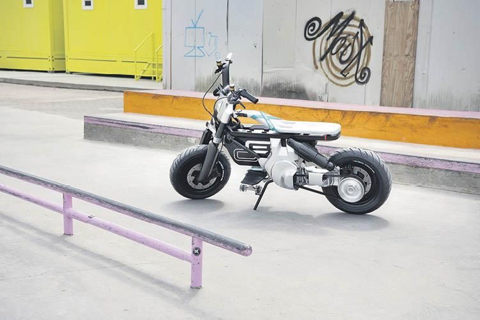 El Concept CE 02 es un híbrido para la movilidad urbana.