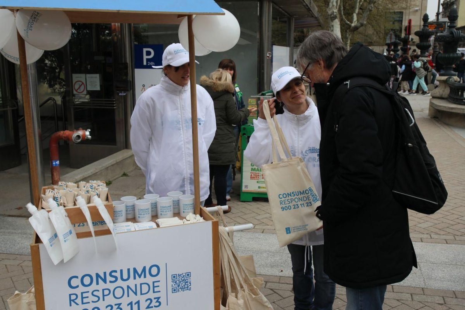Un hombre recibe información.
