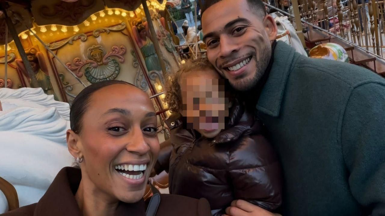 Ana Peleteiro con su hija y su marido en el carrusel de Porta do Sol.