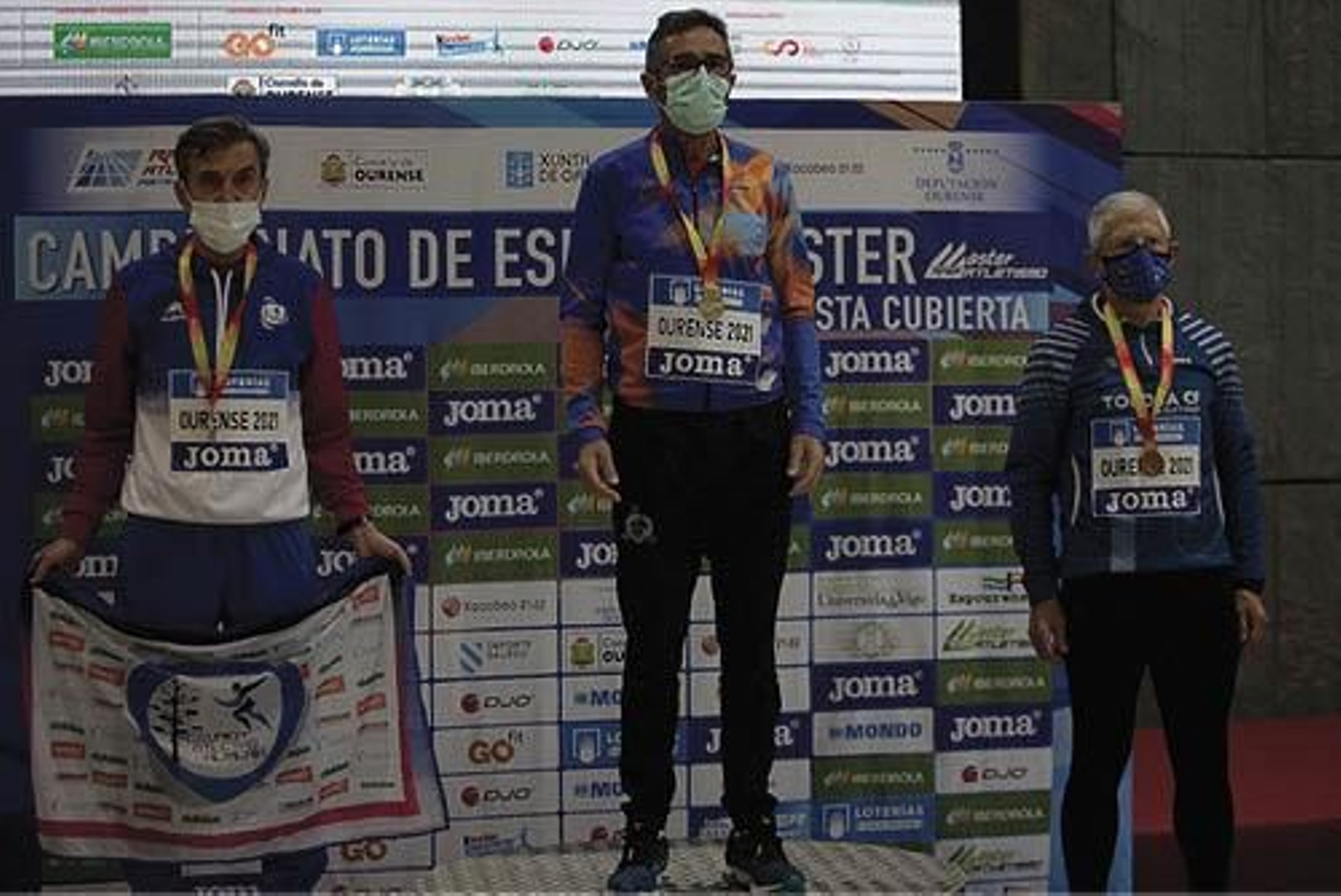 Domingo Álvarez (Burgas), en lo alto del podio en 800. (FOTO: MIGUEL ÁNGEL)