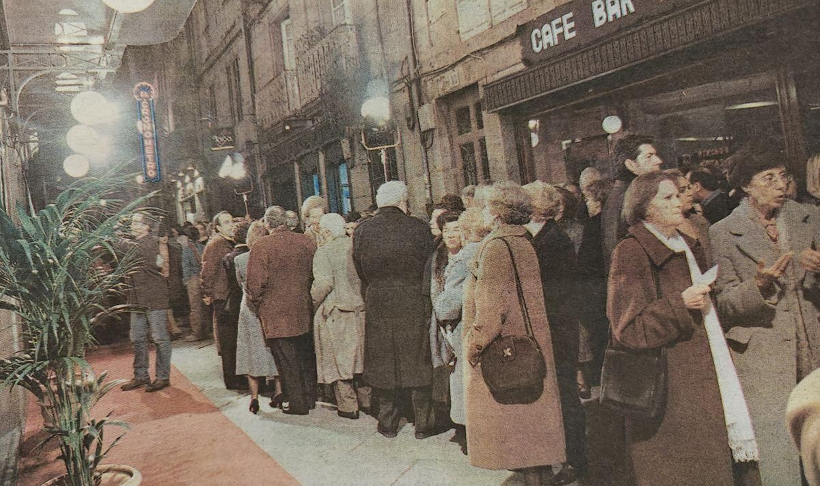 Público en la entrada del Teatro Principal.