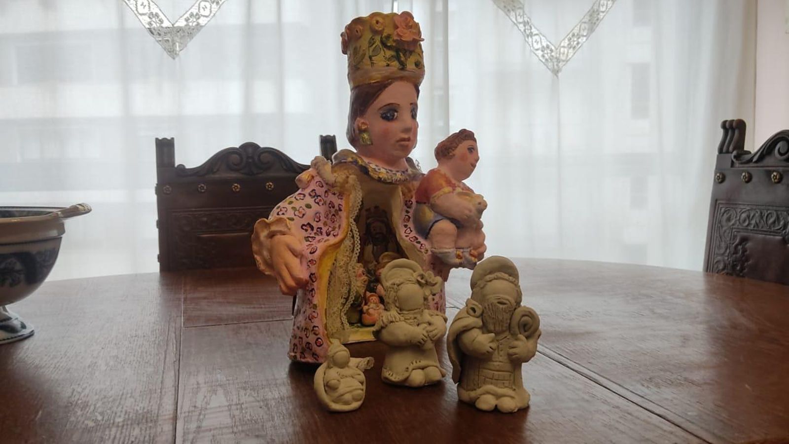 Virxe abrideira y otras figuras en proceso, de Maite Vázquez. 