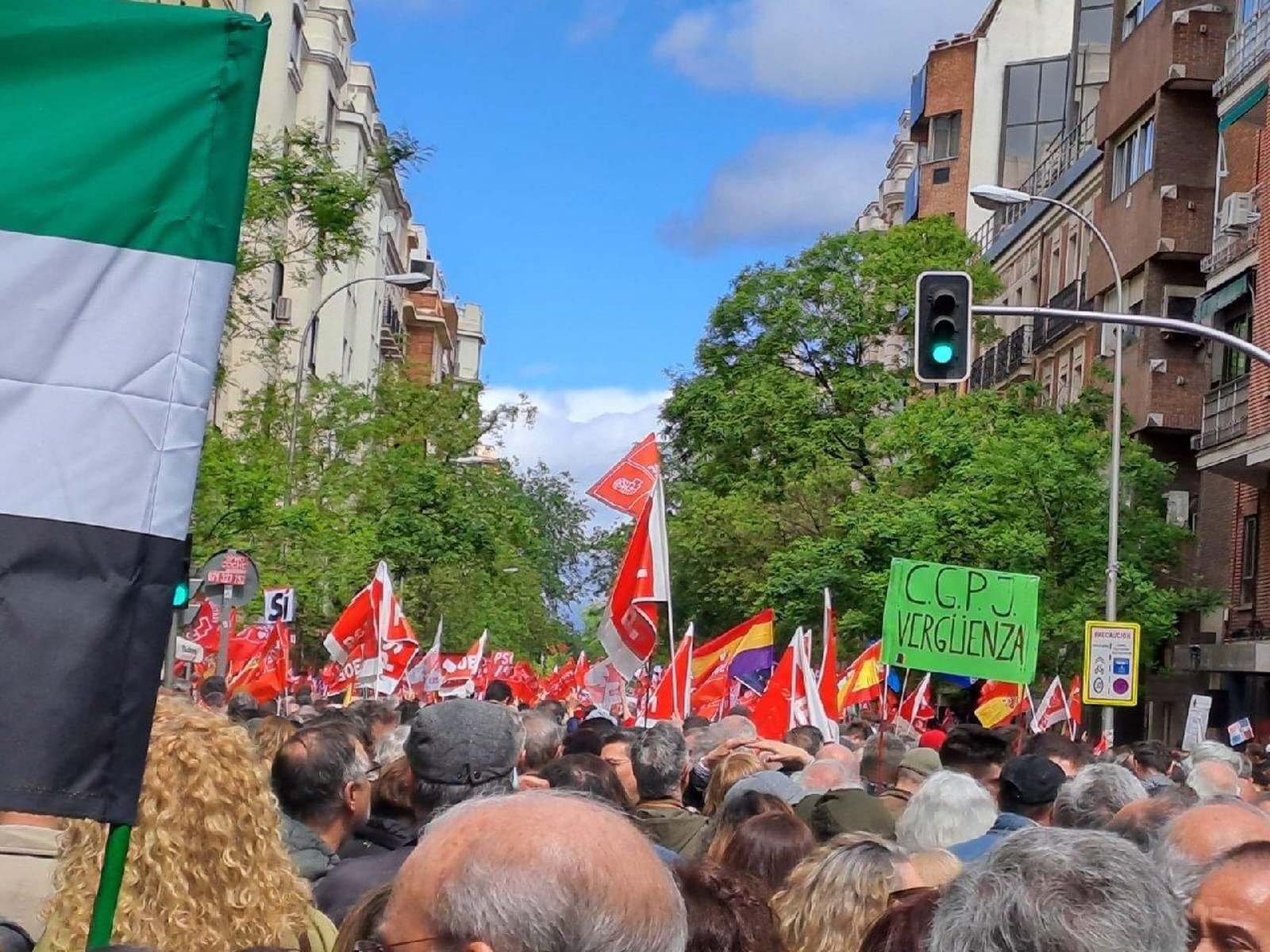 Foto general de los simpatizantes, con carteles en contra del Consejo General del Poder Judicial.