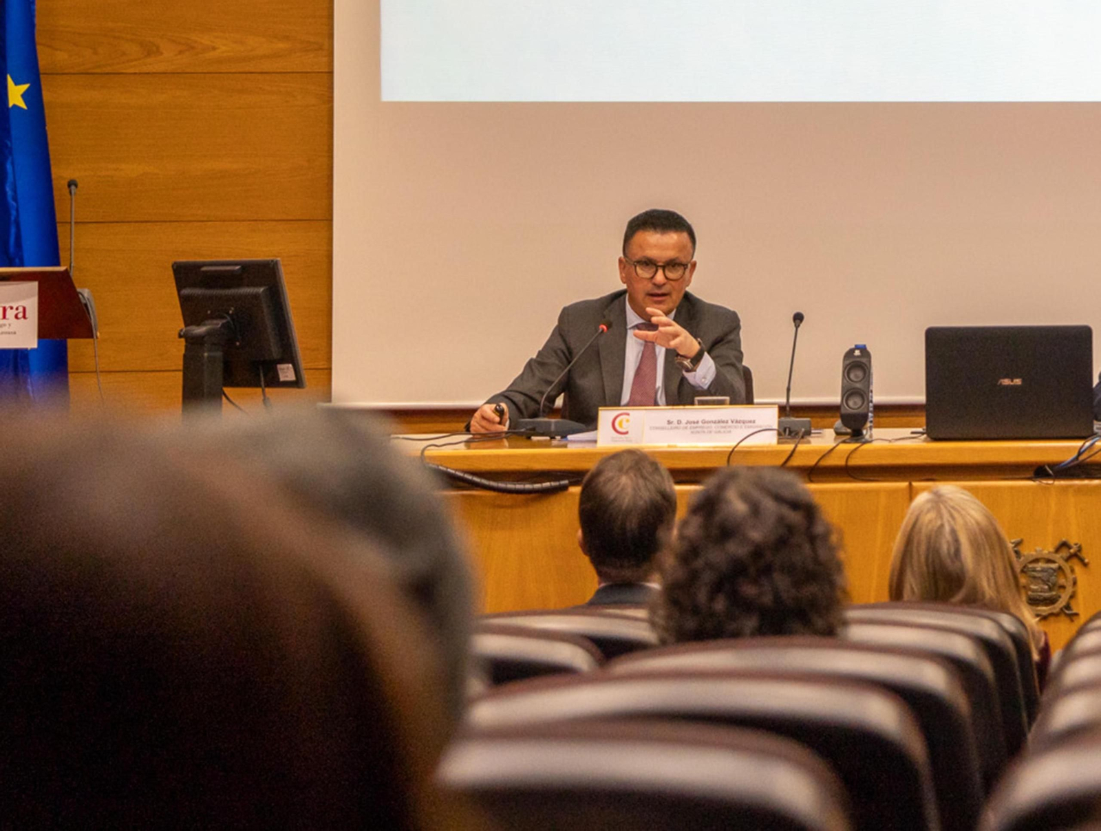 El conselleiro de Emprego, José González, presentó en Vigo las últimas novedades de su departamento.