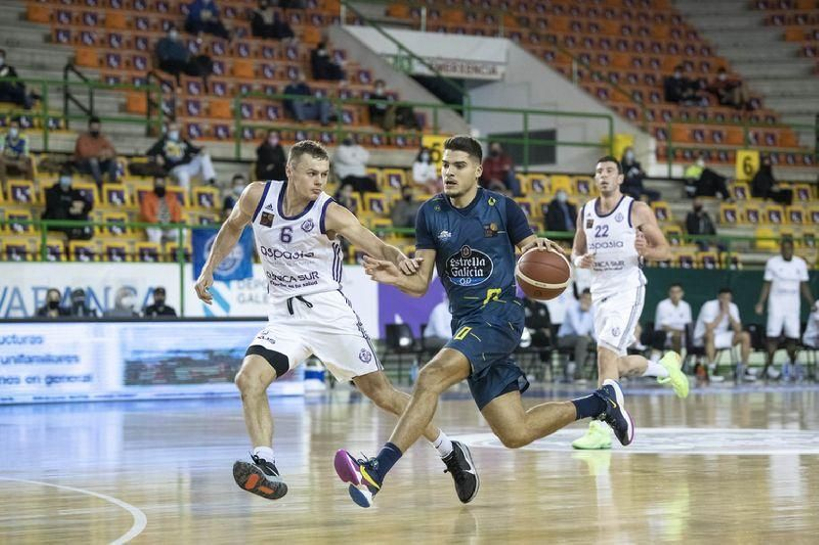 Partido de LEB Oro en el Pazo Paco Paz entre el COB y el Valladolid // FOTO: ÓSCAR PINAL