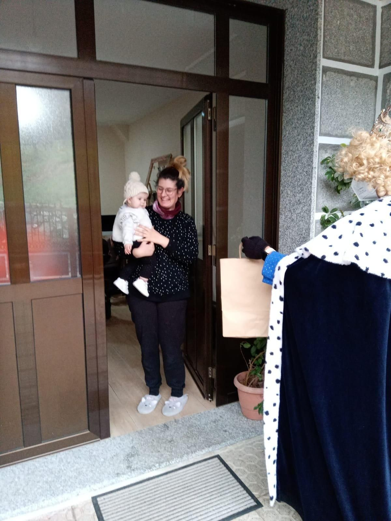 LOBIOS. La visita de sus majestades esta mañana por los pueblos de Lobios. La pandemia obligó a suspender la cabalgata, pero Melchor, Gaspar y Baltasar quisieron pasar a saludar personalmente a los menores del municipio.