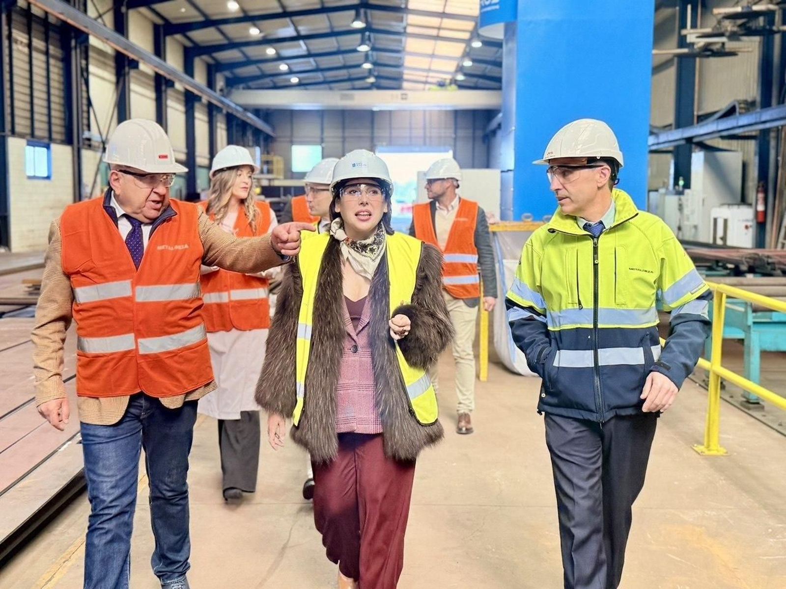 La conselleira de Economía, María Jesús Lorenzana, visitó ayer las instalaciones de la empresa en Lalín.