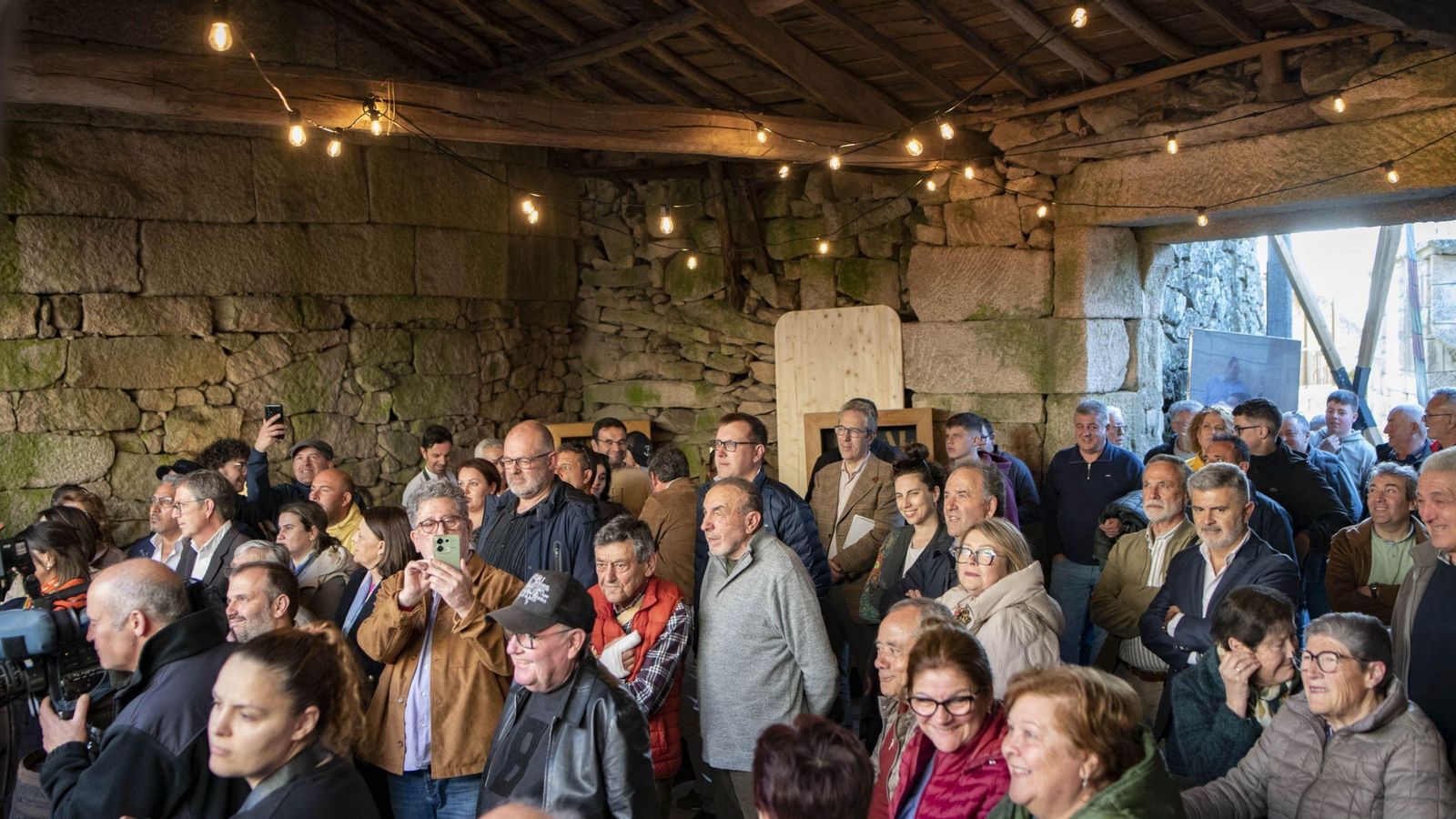 Profesionales, cargos y vecinos llenaron la Casa da Brea de Piñeira Seca.