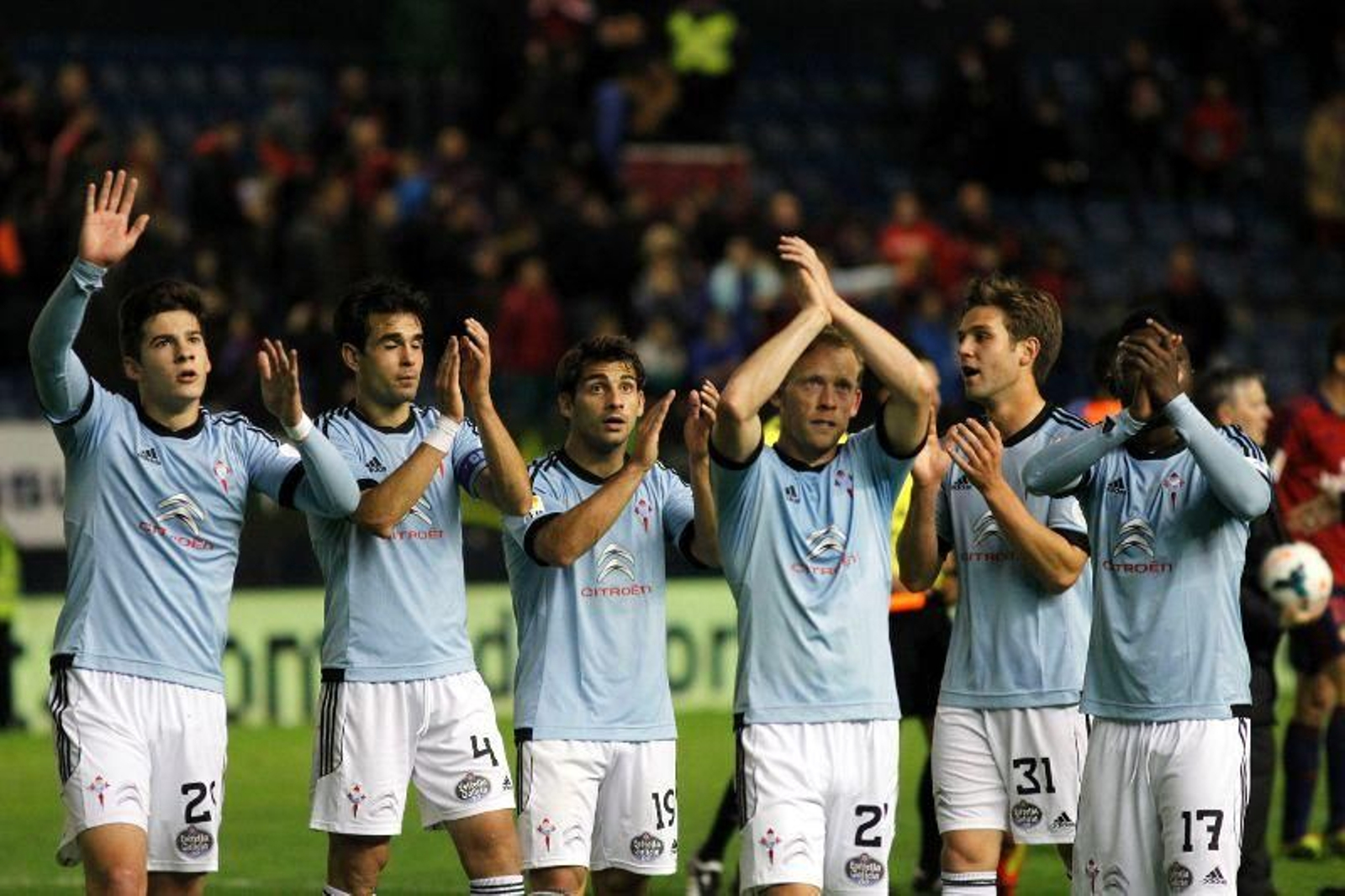 Goldar saluda entre Krohn-Dehli y Madinda tras el partido del sábado.