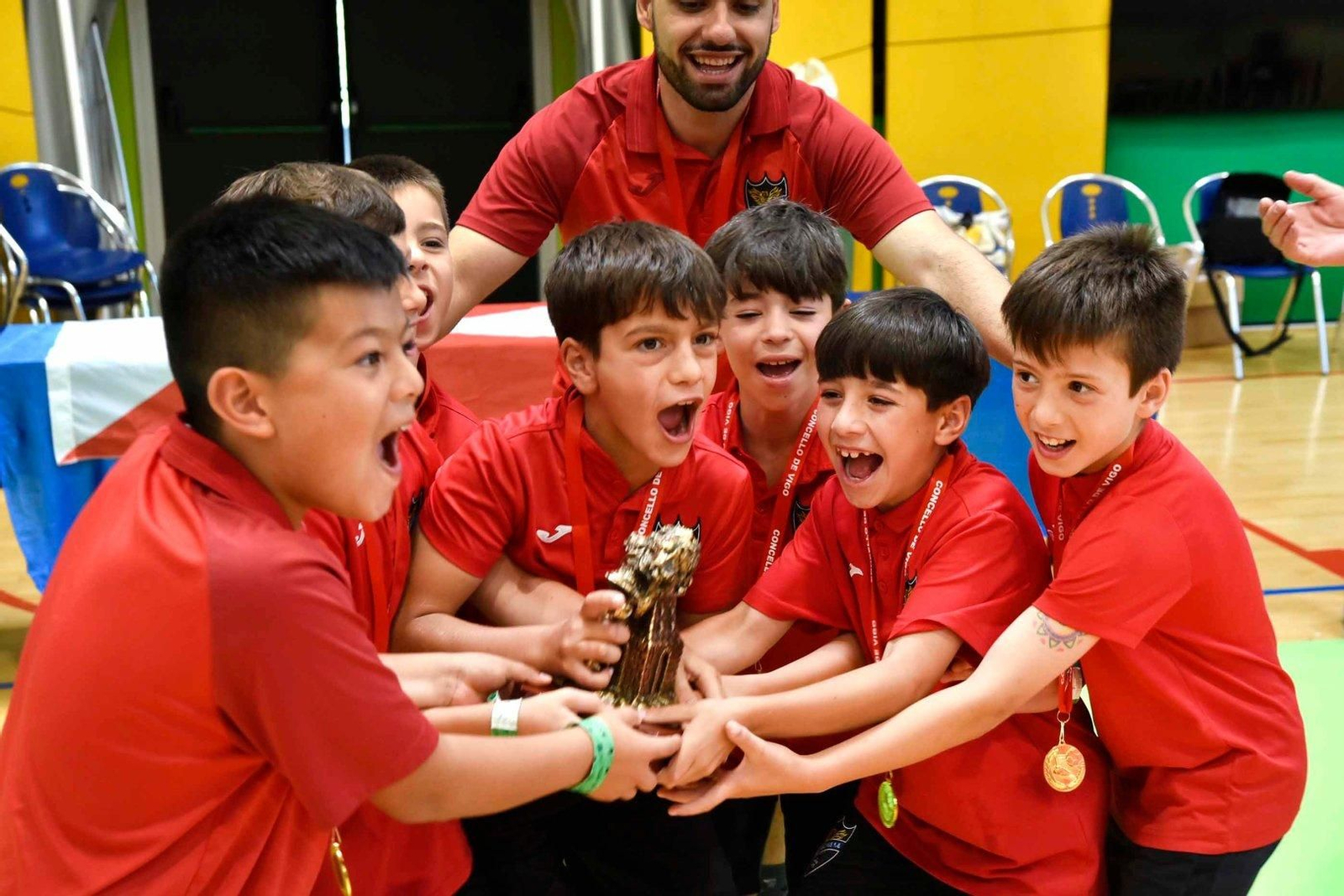 Los niños celebran el triunfo con el premio en las manos.