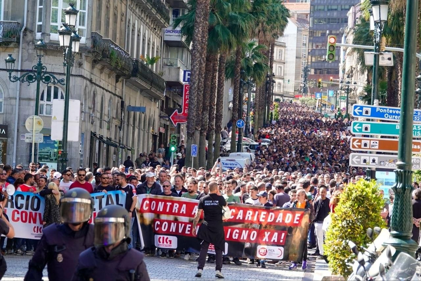 Galería | Masiva movilización del metal en Vigo en el inicio de la huelga