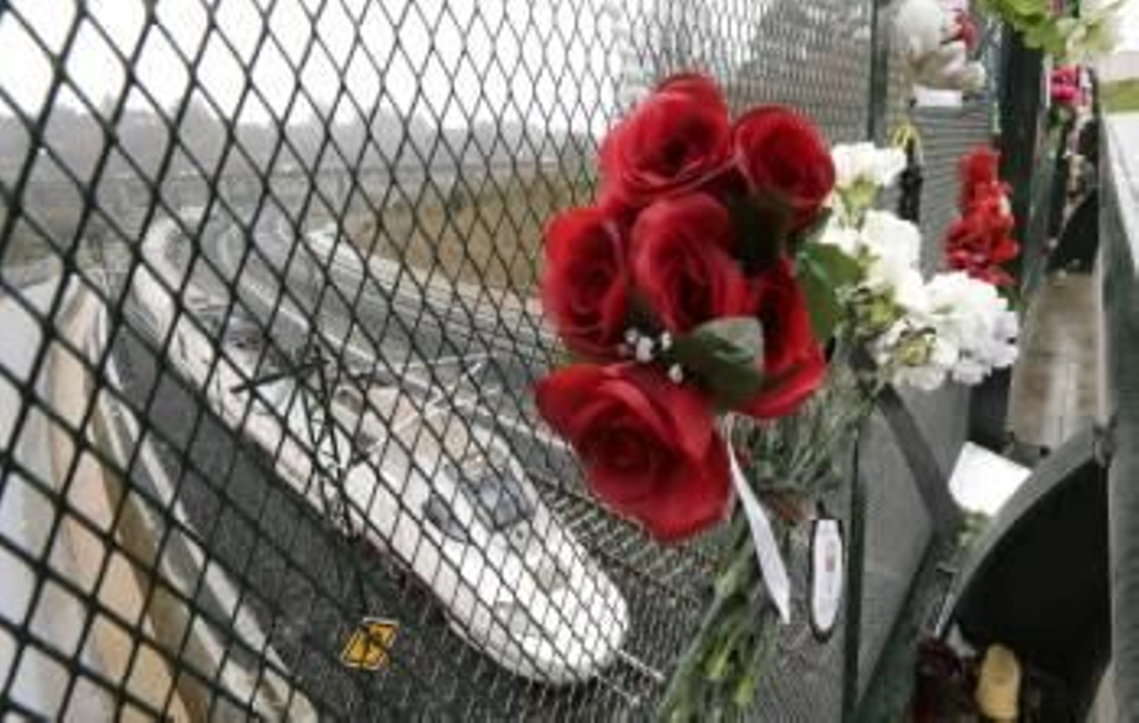 Un tren pasa por el lugar del siniestro.