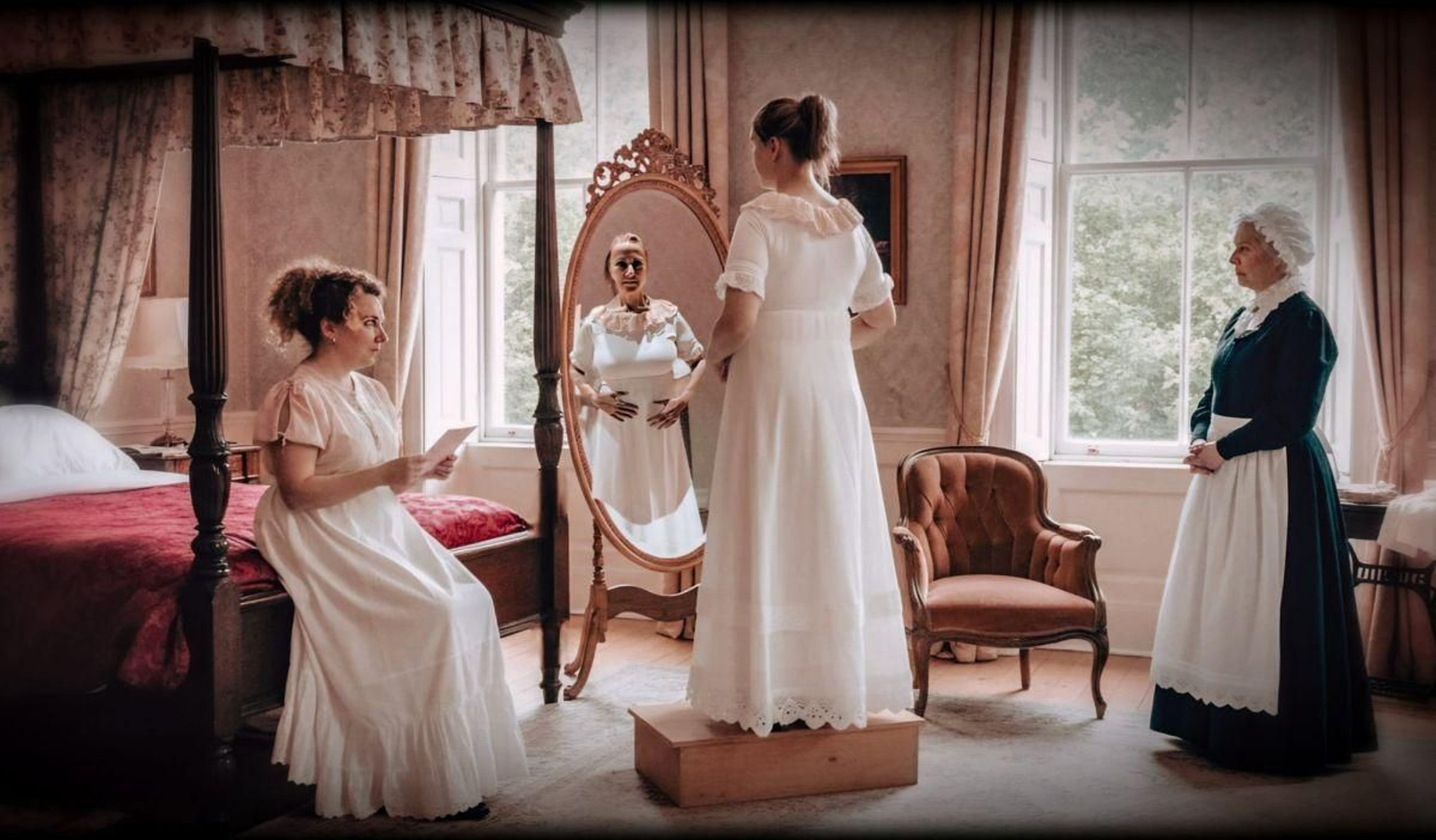 Cantantes del coro recreando escenas de los libros de Austen.