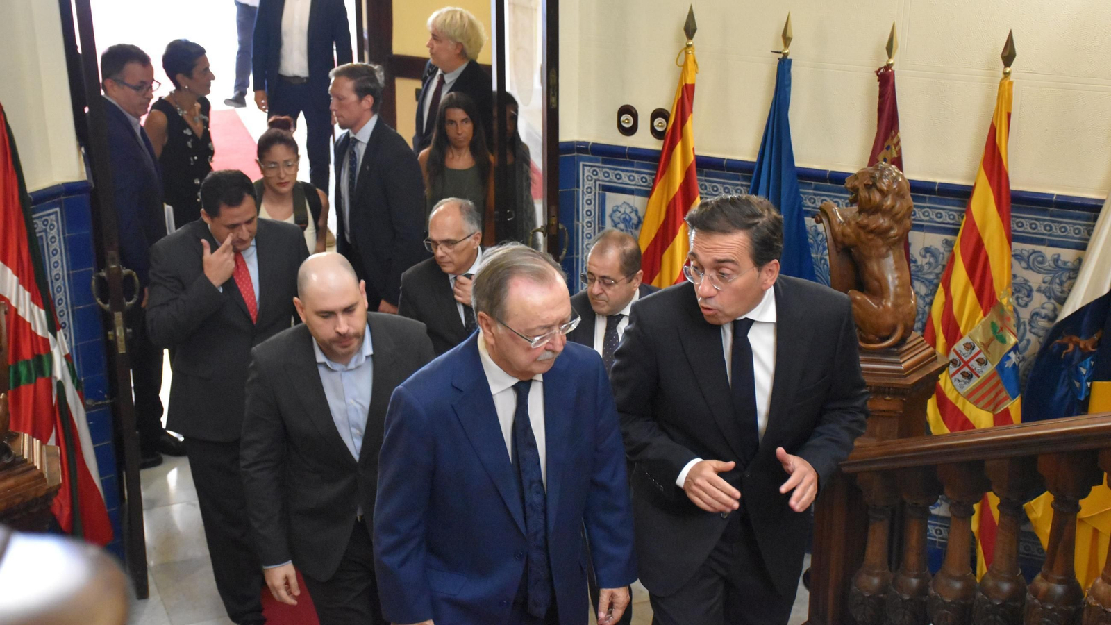 El ministro de Asuntos Exteriores, Unión Europea y Cooperación, José Manuel Albares (d), se reúne con el presidente de la Ciudad Autónoma de Ceuta, Juan Jesús Vivas Lara (i).
