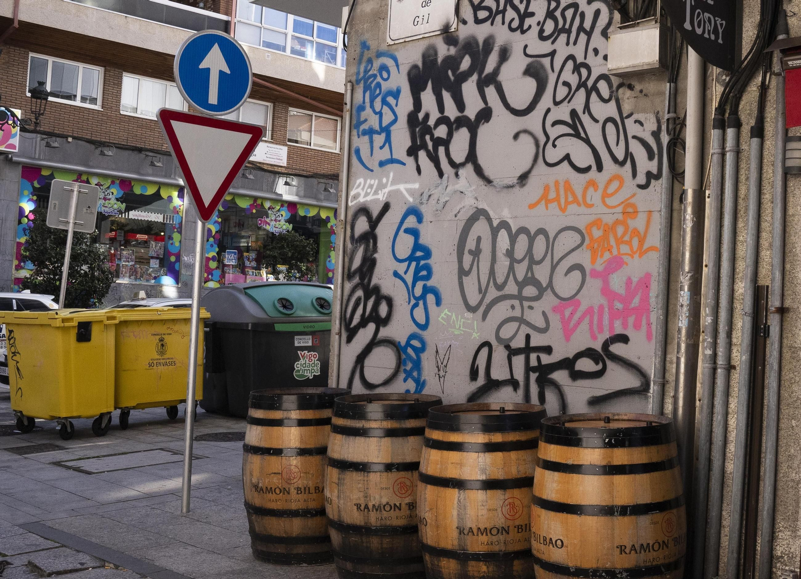 Galería | Vigo, lleno de pintadas que 'ensucian' el centro