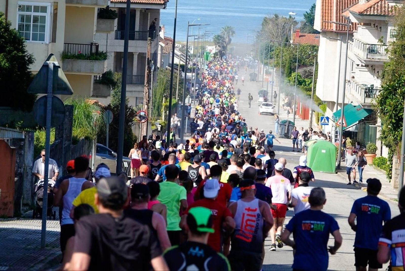 Miles de atletas participaron en la Vig-Bay 2024.