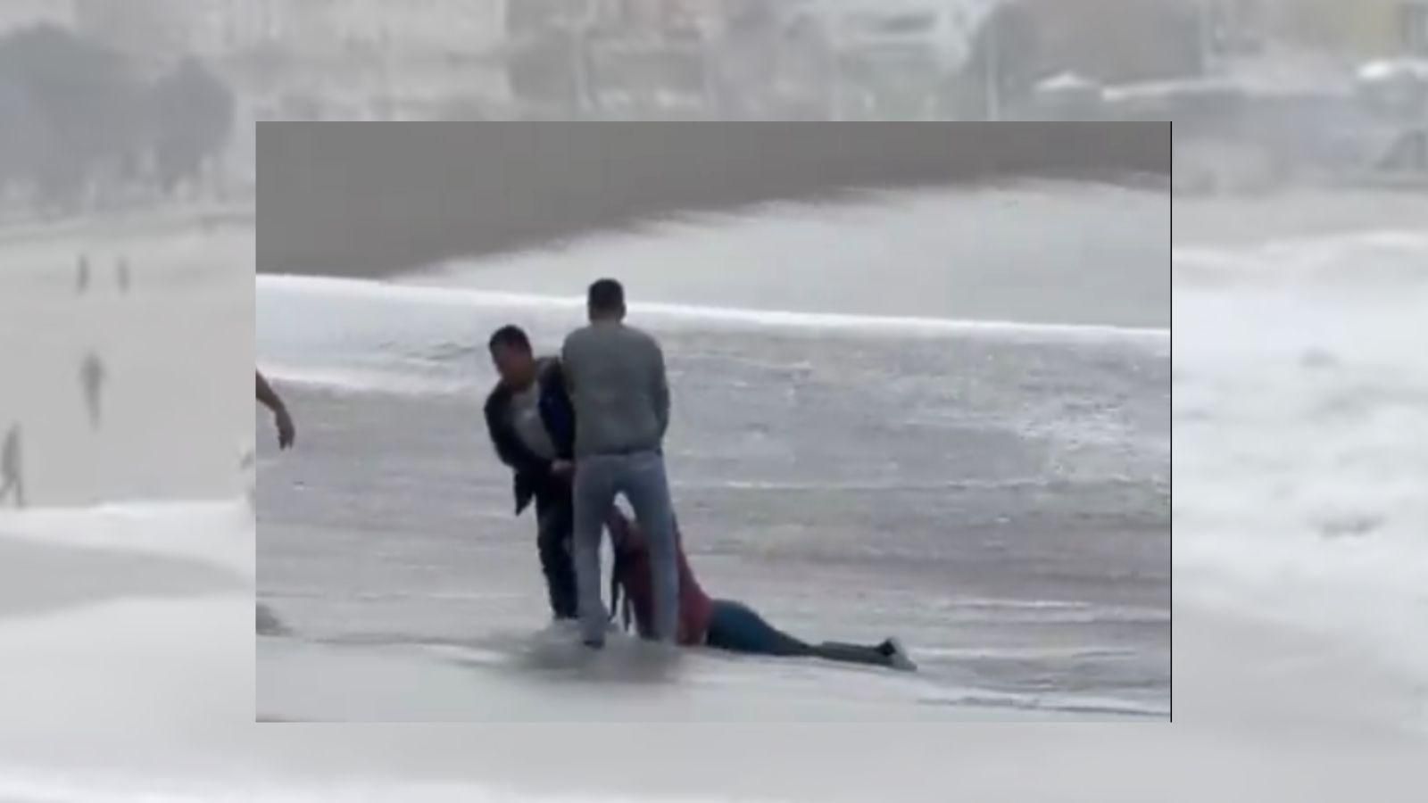 Vídeo | Rescatada una mujer por una cadena humana tras ser arrastrada por el oleaje en Riazor