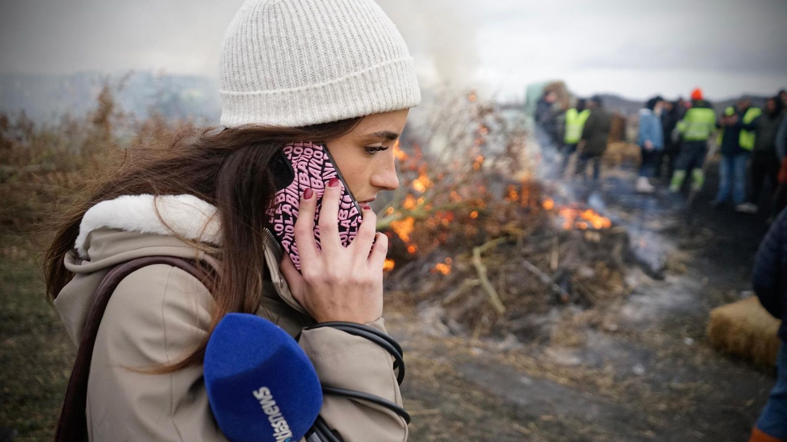 Galería | Paja, pallets, neumáticos y altavoces convierten la A-52 en el campamento base de la tractorada