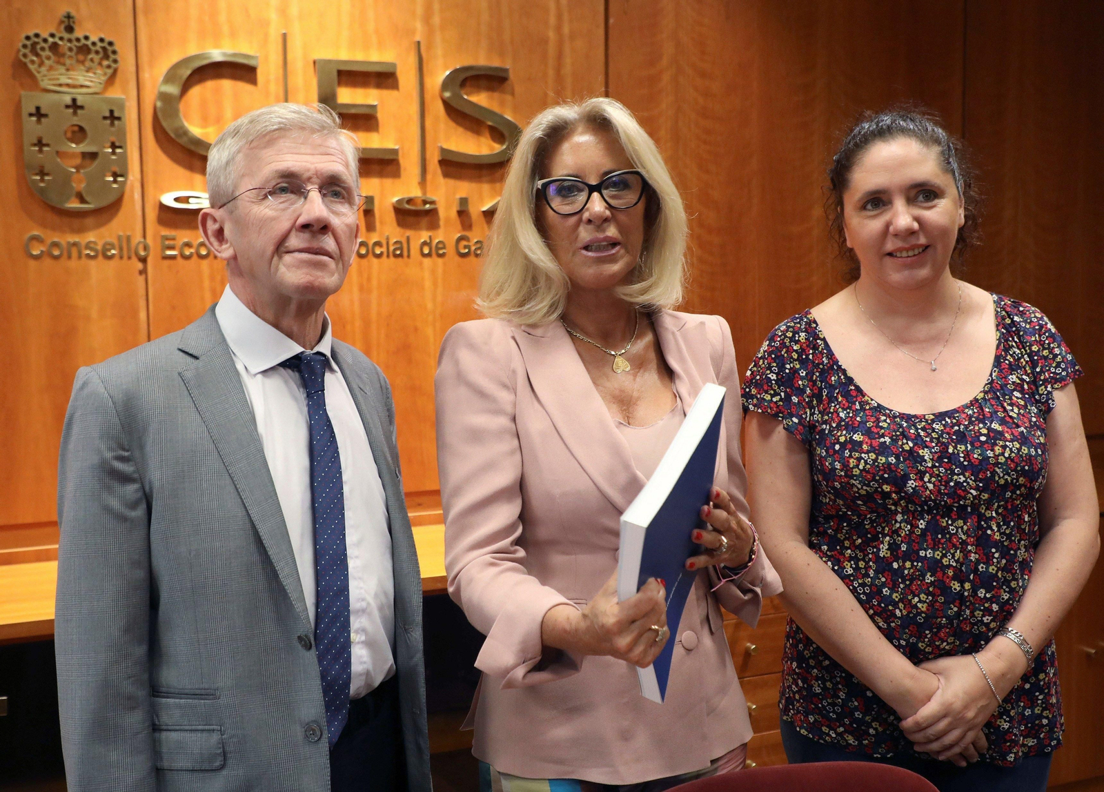 El secretario del CES, Juan Gallego, la presidenta, Corina Porro y la representante de Unións Agrarias, Rosa Arcos.