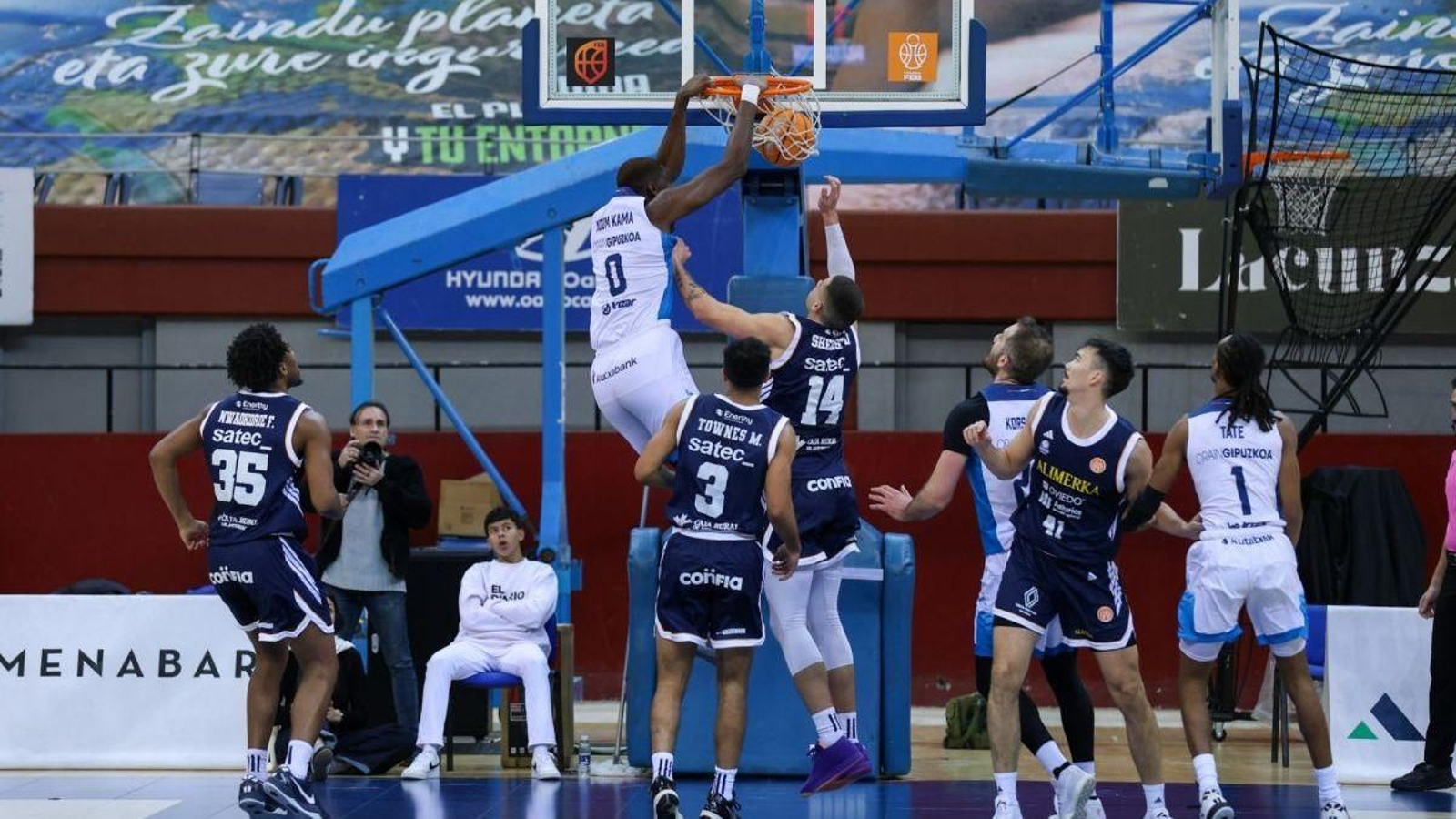 Ngom machaca durante el partido frente el Oviedo.