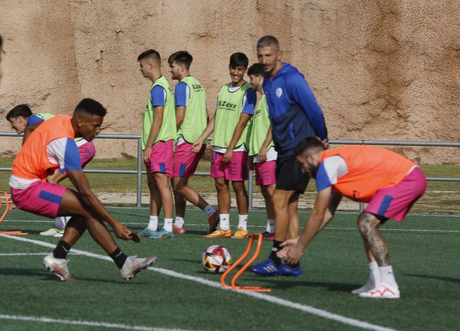 Los jugadores del Ourense CF se ejercitan en el campo de Oira.