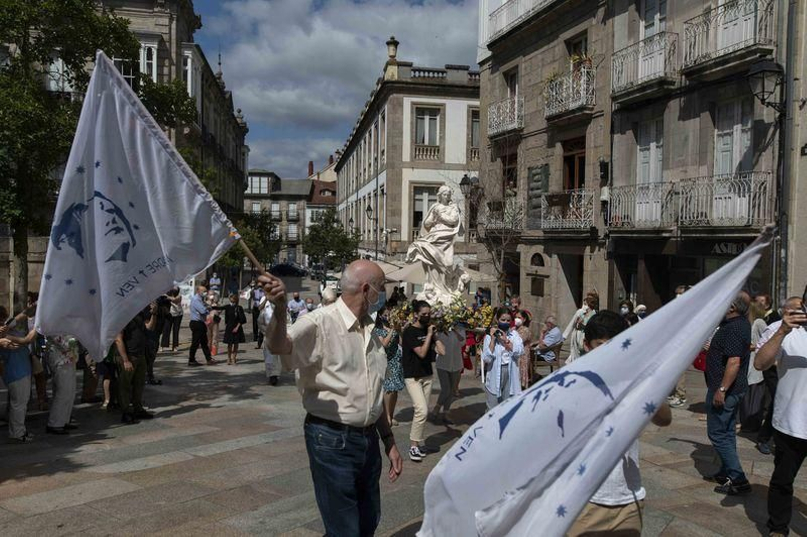 Recibimiento a la virgen de la Inmaculada en las jardinillos del Padre Feijóo // FOTO: MARTIÑO PINAL