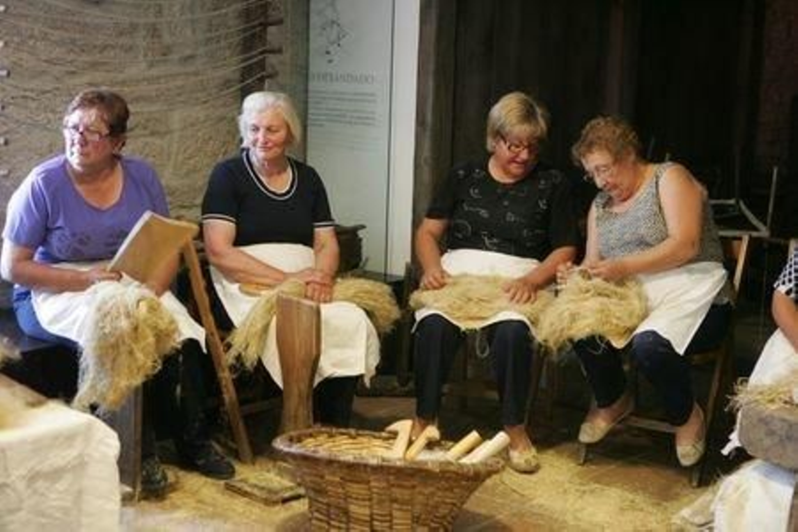 Mulleres de Eirada durante a representación dunha das fases do ciclo do liño.