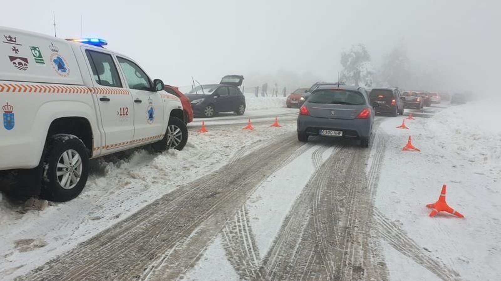 Un vehículo de Protección Civil de A Pobra de Trives, en la estación de montaña de Manzaneda.