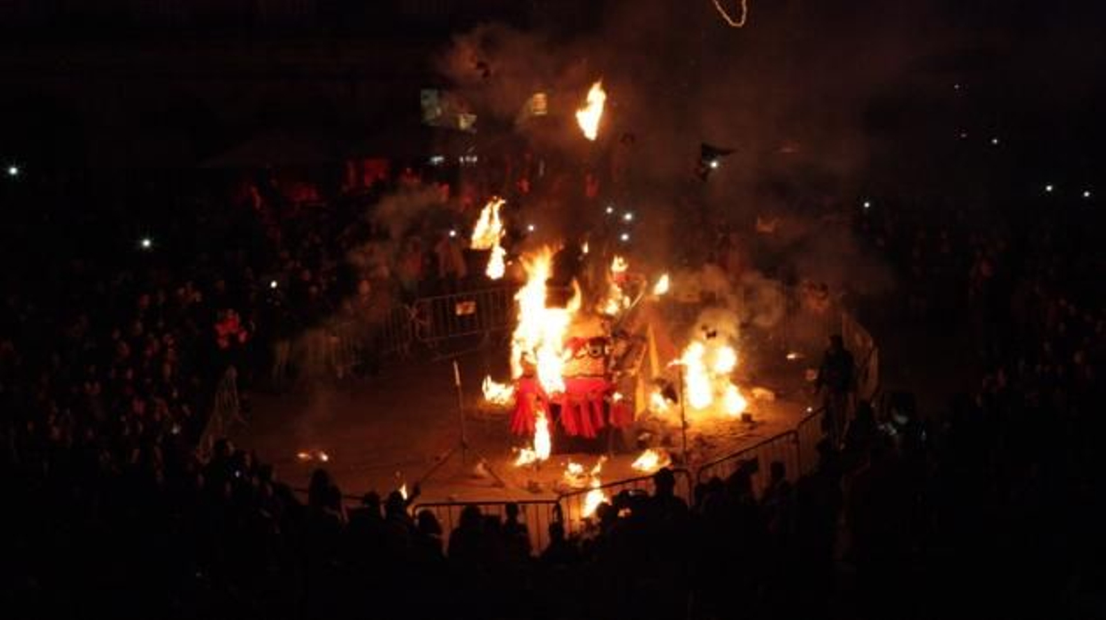 La sardina es quemada en la Praza Maior