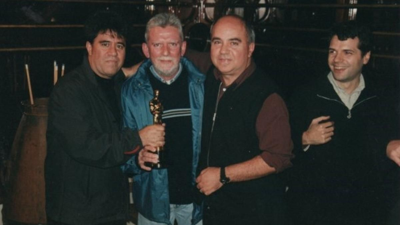 Almodóvar y Cossío sujetan el Óscar logrado por “Todo sobre mi madre”.