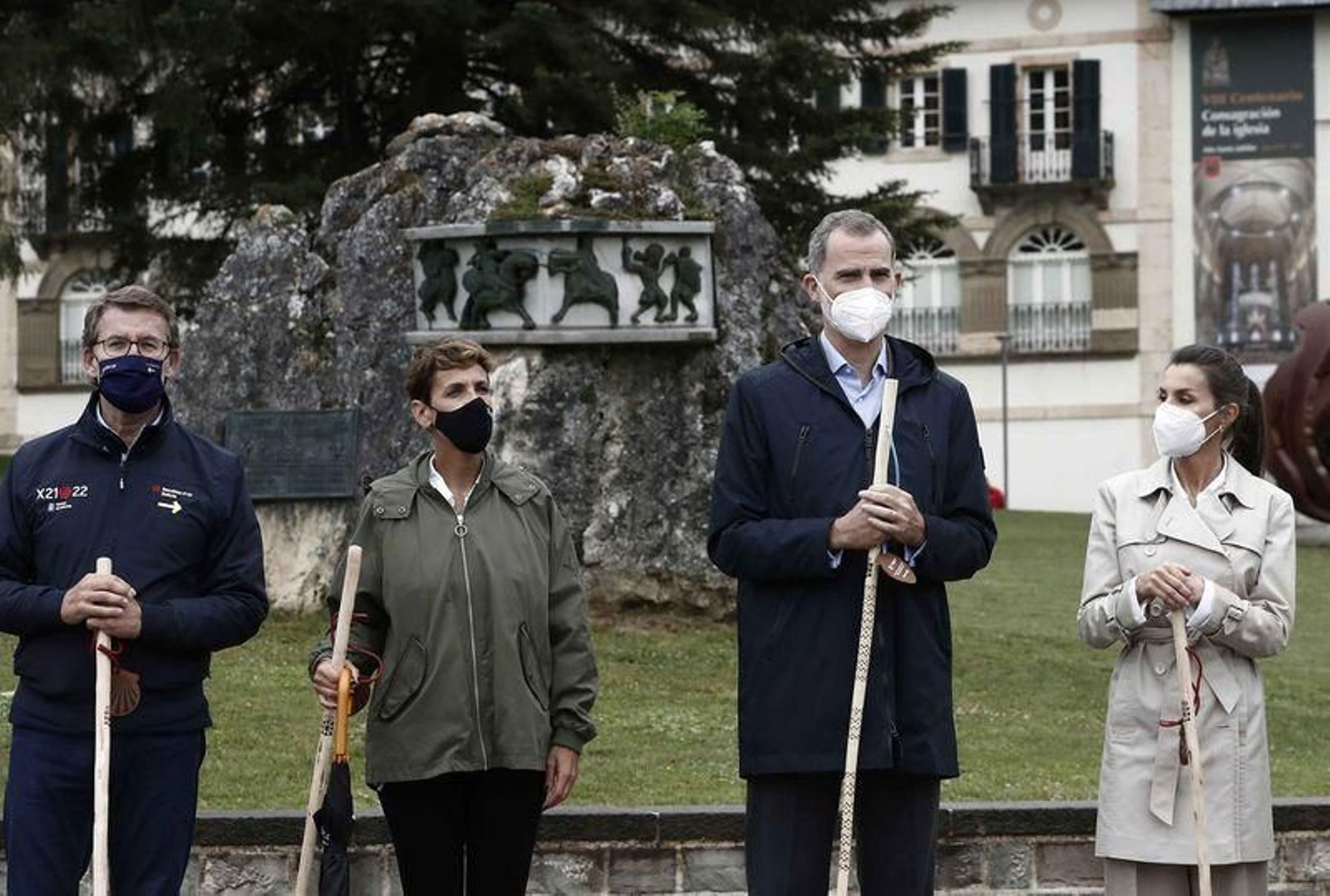 Los presidentes de Galicia, Alberto Núñez Feijóo (i), de Navarra, María Chivite (2i) y los Reyes visitan la localidad de Roncesvalles, con motivo del Acto Conmemorativo del Año Xacobeo 2021-2022 (EFE).
