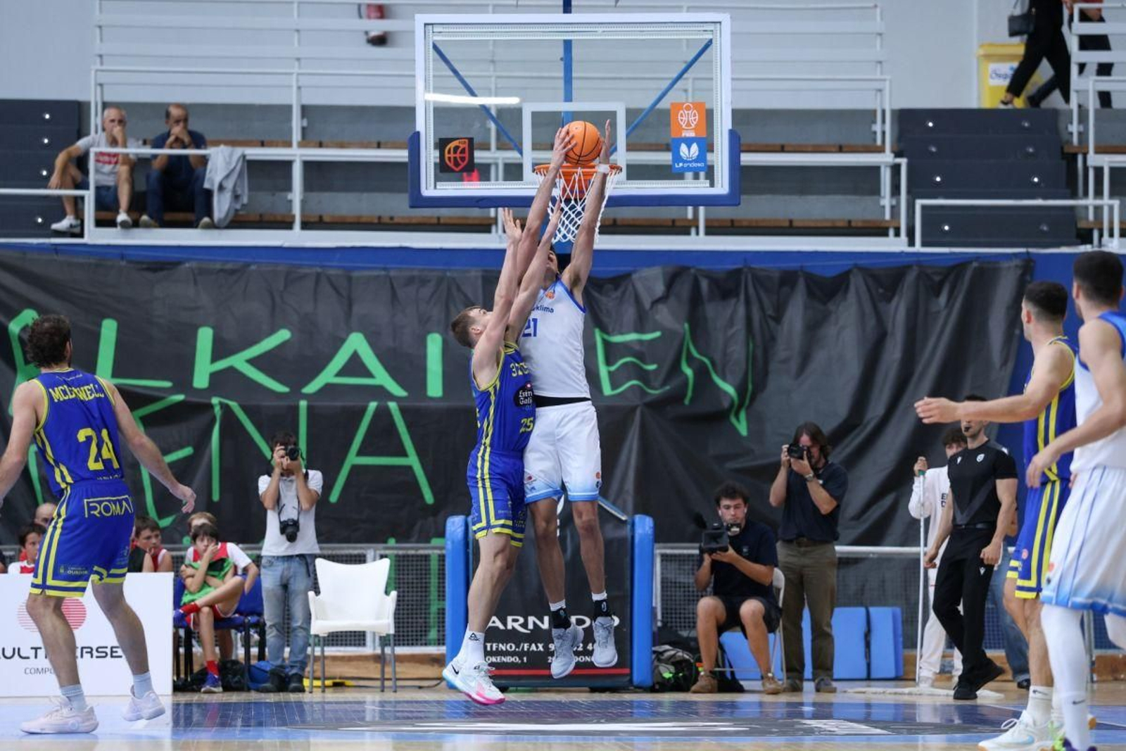 Jan Zídek se estira al máximo ante el gigante Van Komen.