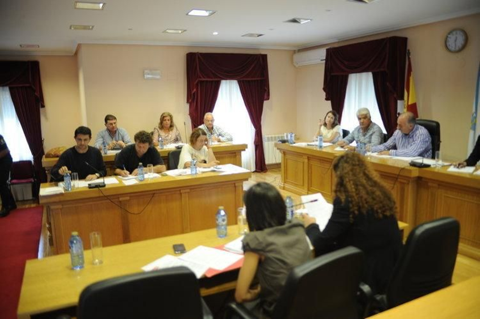 El alcalde de Barbadás, José Manuel Freire Couto -a la derecha- preside el pleno municipal de ayer (MARTIÑO PINAL)