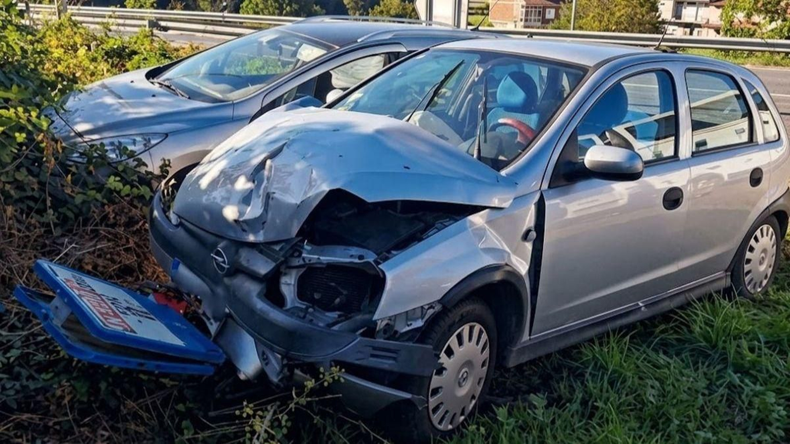 Los dos turismos implicados en el accidente.