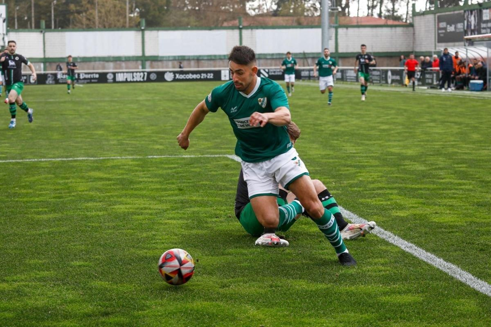 Davo, que ayer alcanzó los diez goles con su doblete, deja atrás a un zaguero visitante mientras su tocayo Añón lo sigue con la vista en la lejanía.