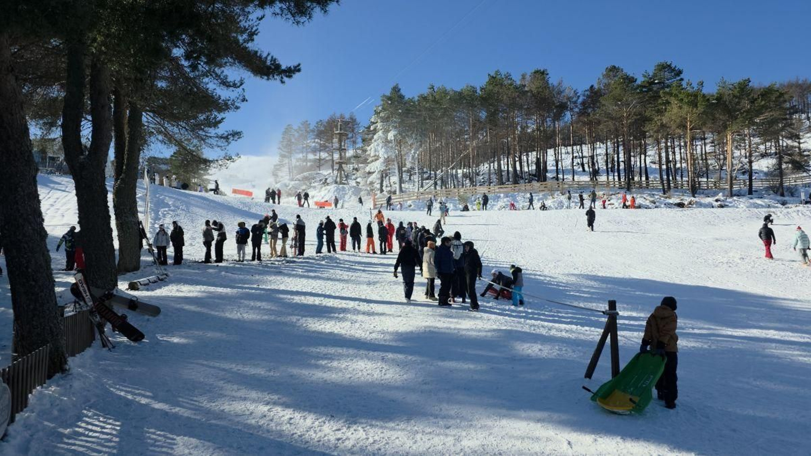 Cola de gente para disfrutar de las pistas nevadas.