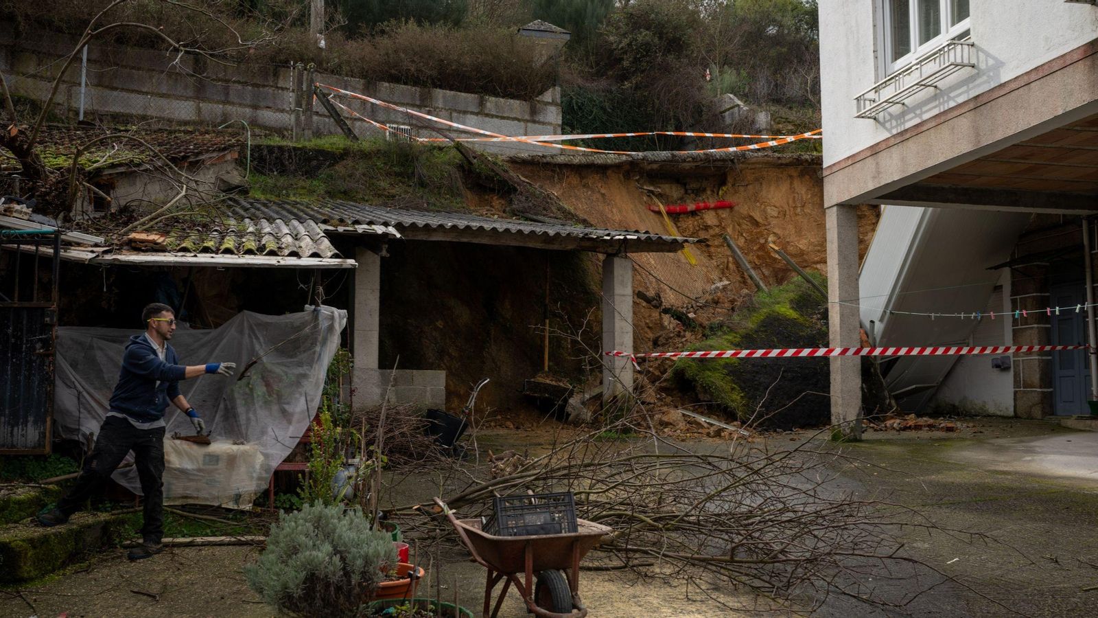Estado del patio de las dos vecinas, con los tubos de la canalización a la vista.