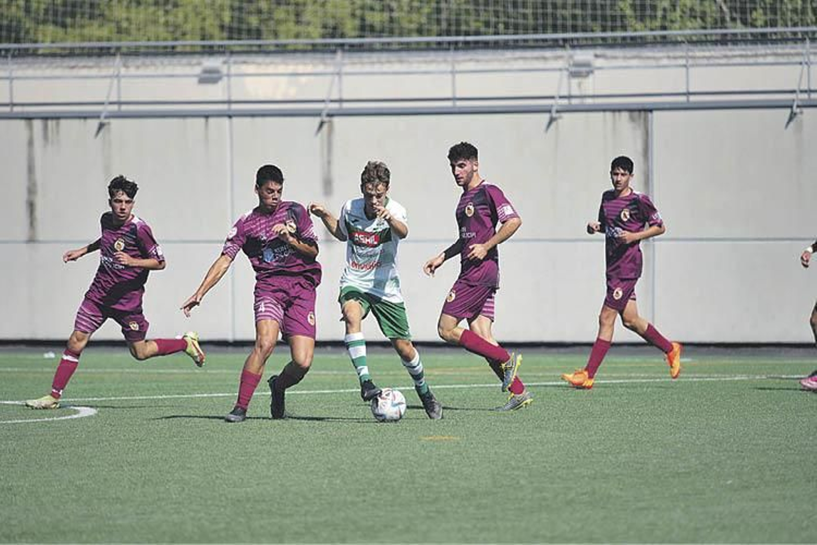 Justino, del Pabellón, aguanta el balón ante un contrario. ÓSCAR PINAL