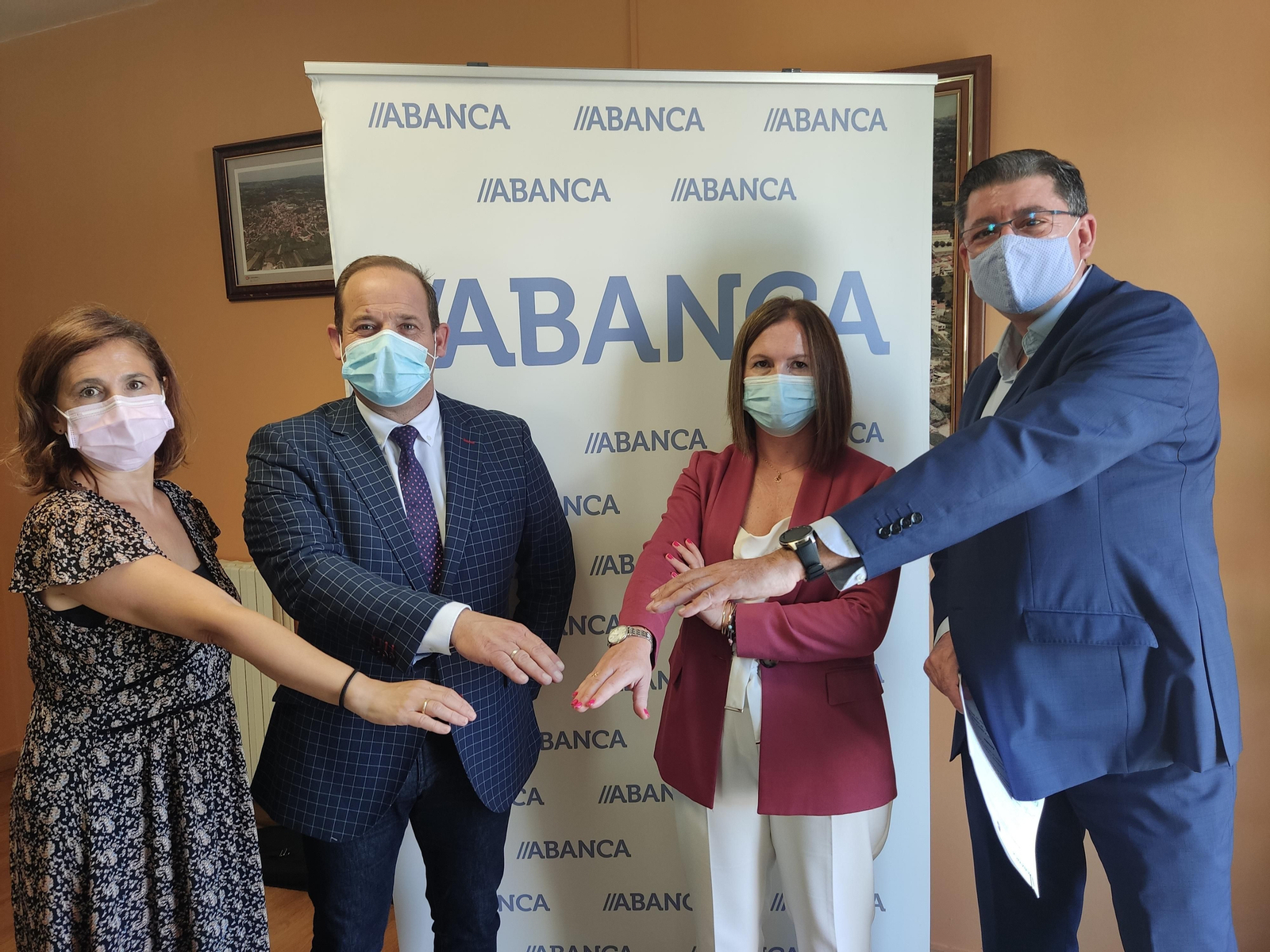 Rubén Quintas Rodríguez, alcalde de Maceda; Mateo Alonso San Román, coordinador institucional de ABANCA en Ourense; Lucía Santás, directora da oficina de ABANCA en Maceda; e Beatriz Fernández-Anguiano, coordinadora institucional de Afundación en Ourense e Lugo.