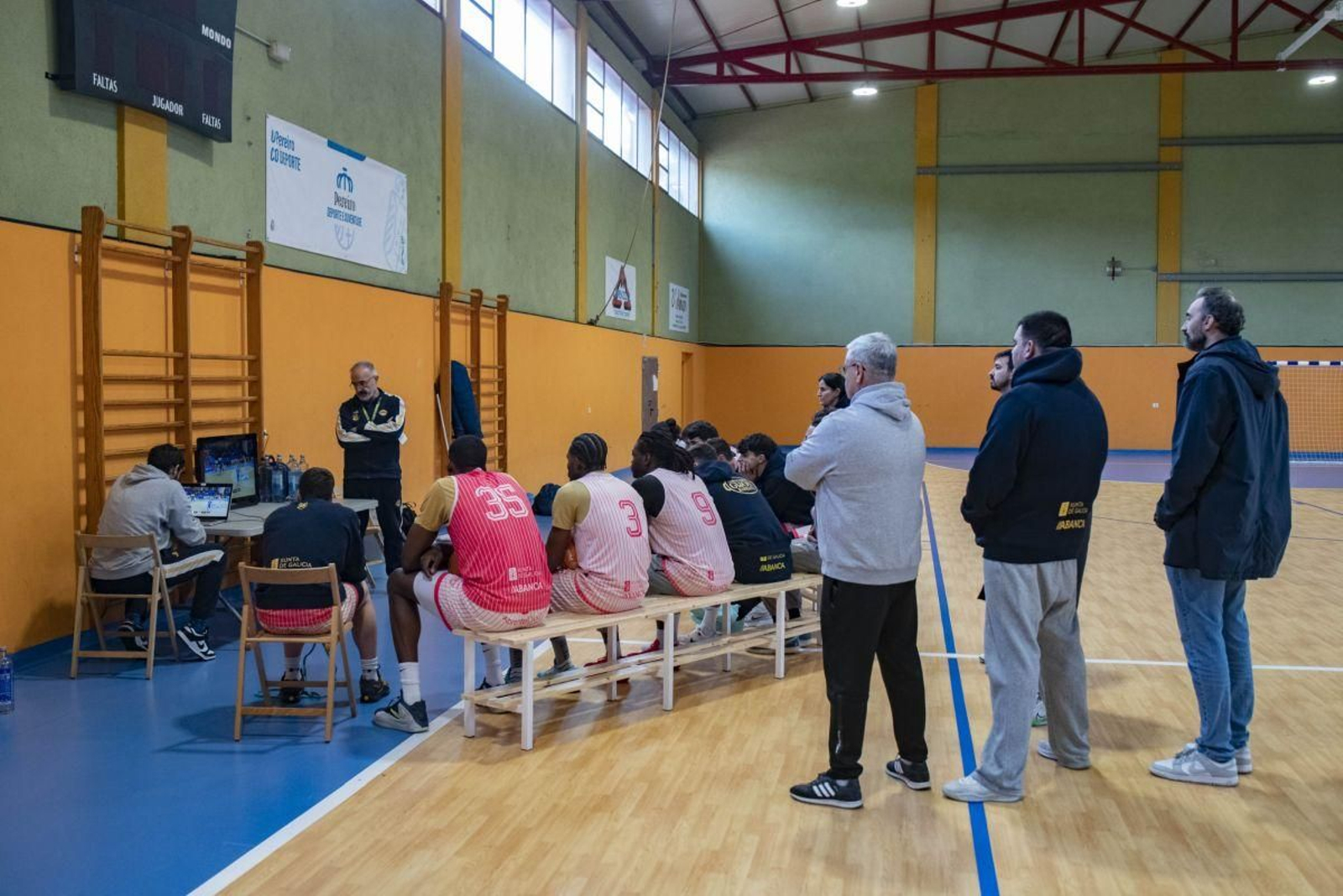 Sesión de video previa al entrenamiento del COB en el pabellón de Pereiro de Aguiar.