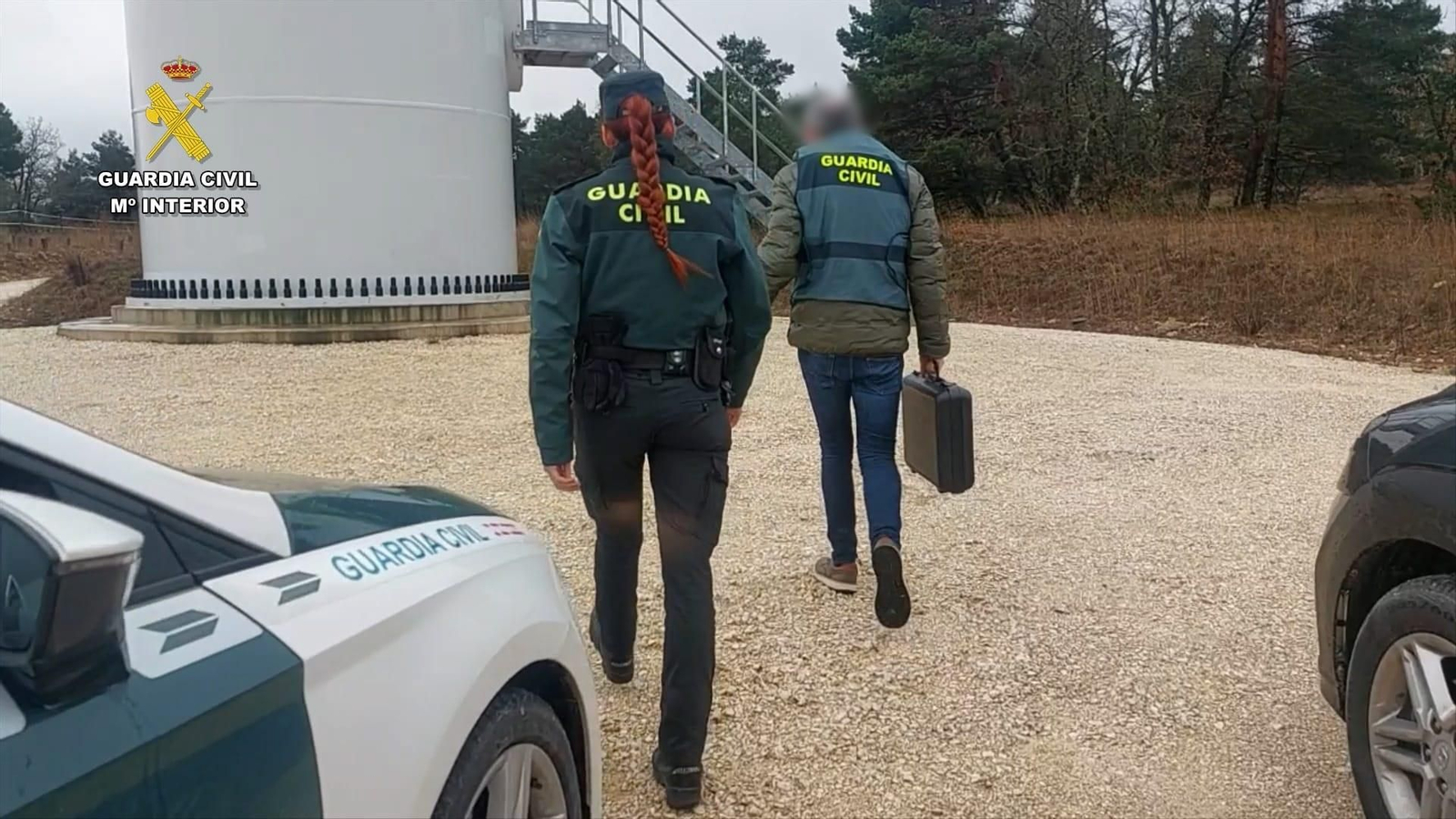 Dos agentes de la Guardia Civil, durante la investigación que llevaron en el parque eólico de Burgos.
