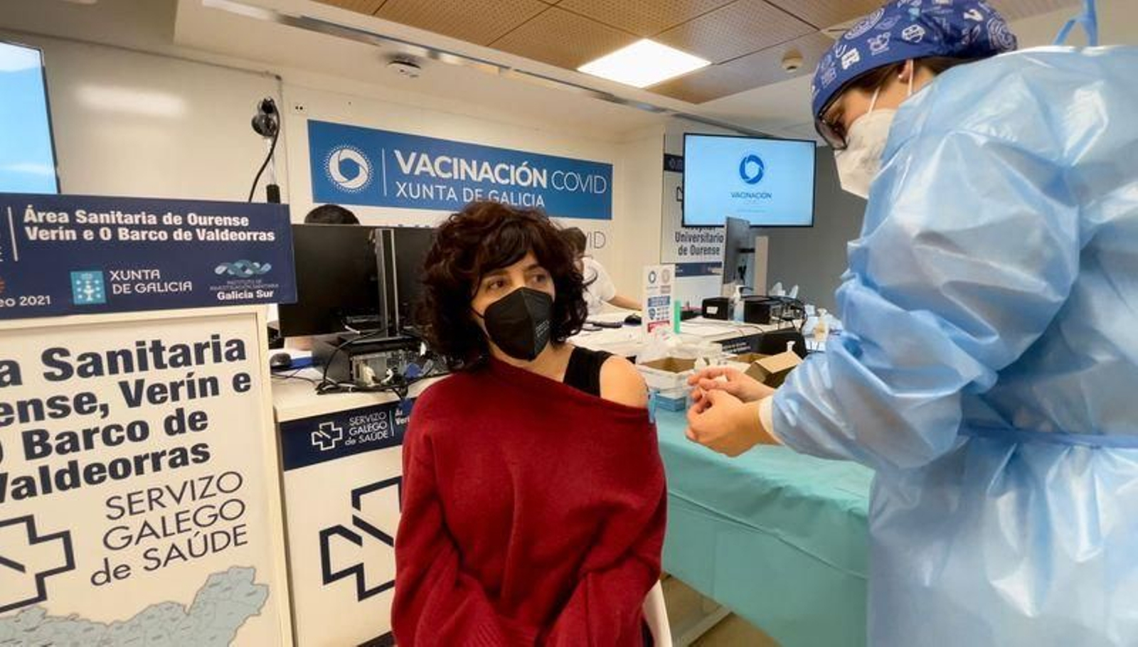 La enfermera Rosa Mojón recibió ayer la primera dosis de la vacuna.