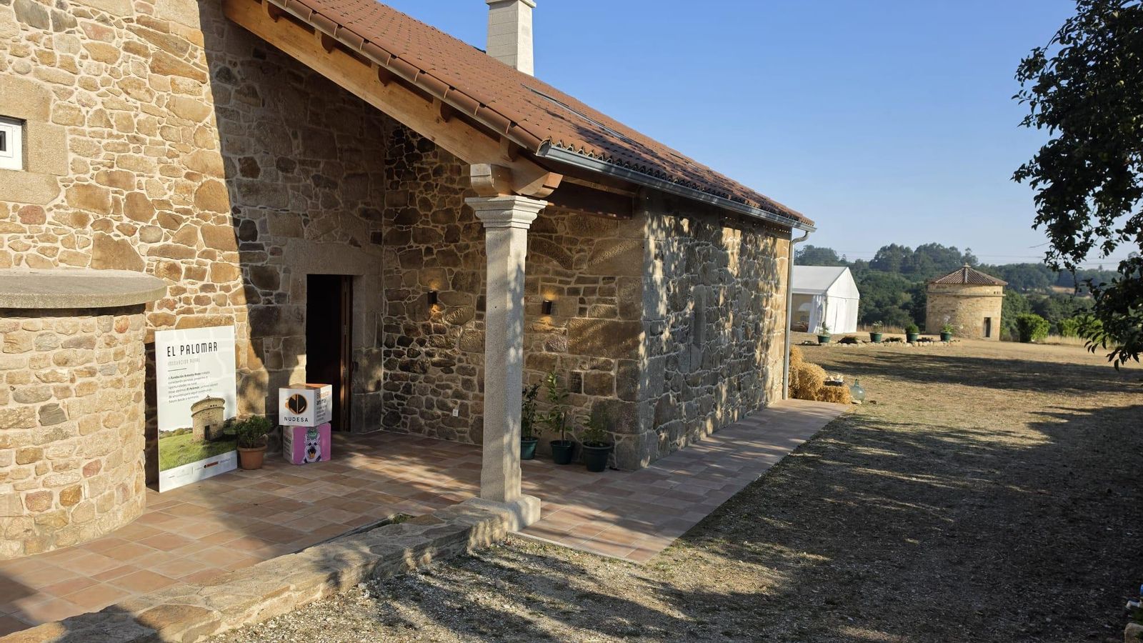 Casa de labranza con el palomar al fondo.