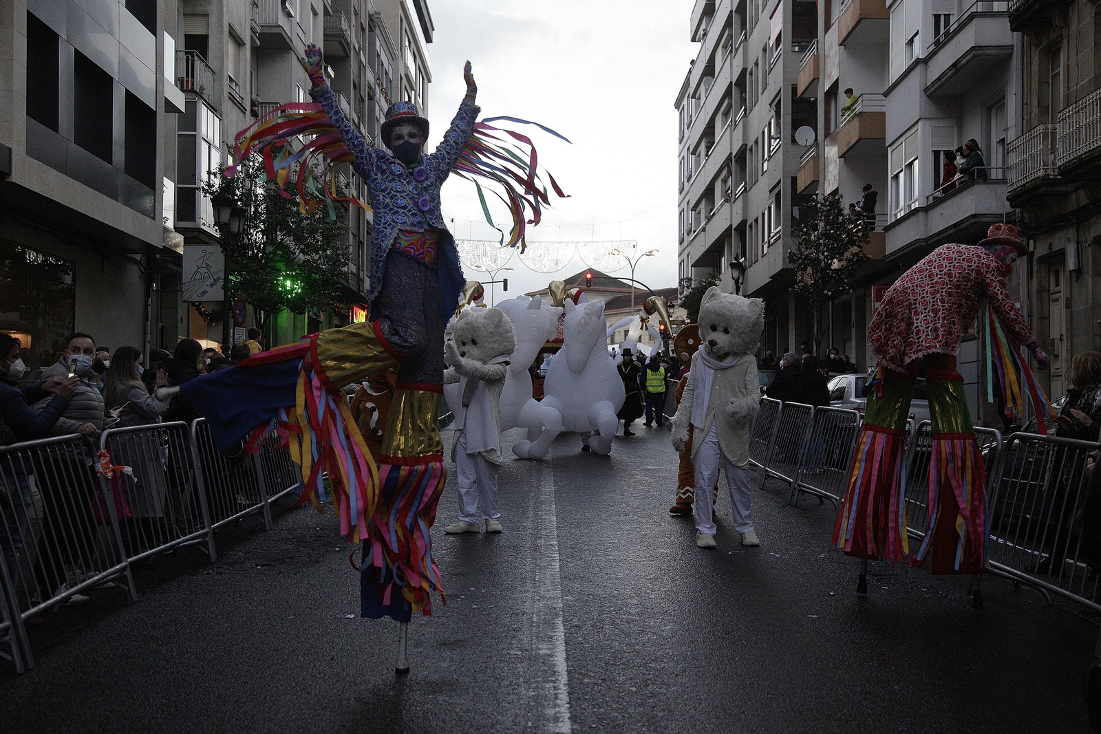 OURENSE. Fantasía y luz en el desfile de los Reyes Magos por la ciudad. // Miguel Ángel