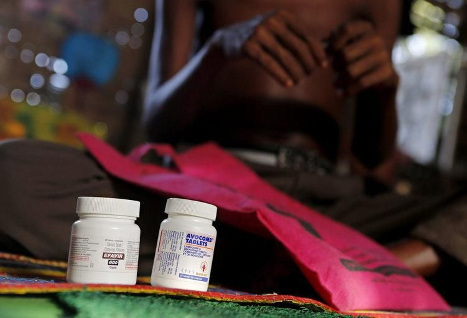 Una persona seropositiva se prepara para tomar su medicación de antirretrovirales (LYNN BO BO)